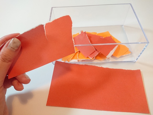 茶色の折り紙をちぎる