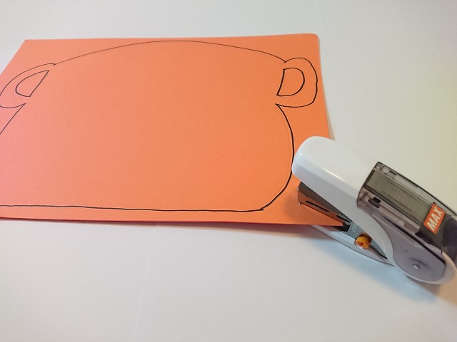 鍋の絵をホチキスする