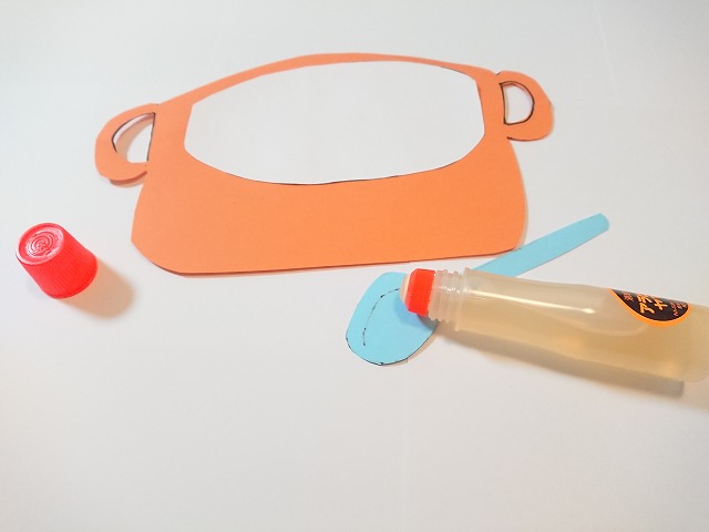 シチュー鍋にスプーンを貼る