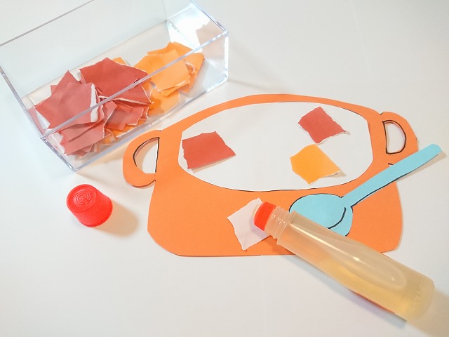 ちぎった折り紙を貼る