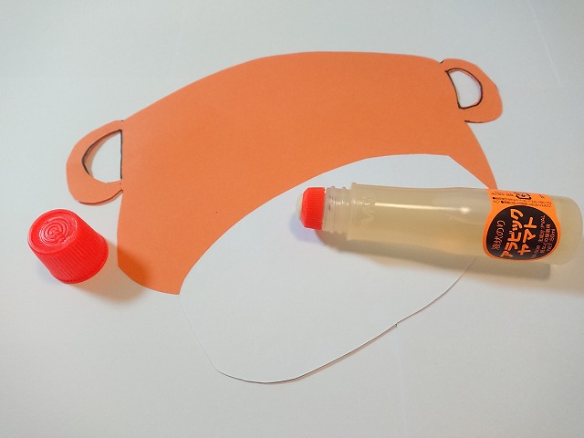 シチューと鍋をのりで貼る