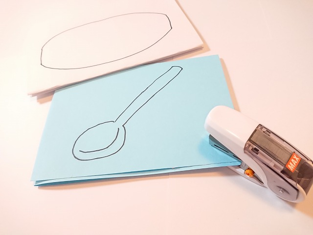 スプーンの絵をホチキスする