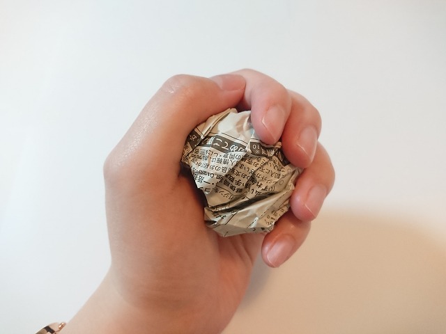 新聞紙を丸める