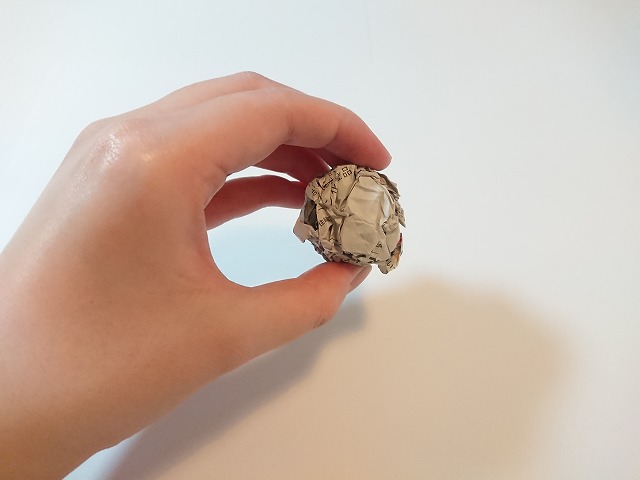新聞紙を丸める