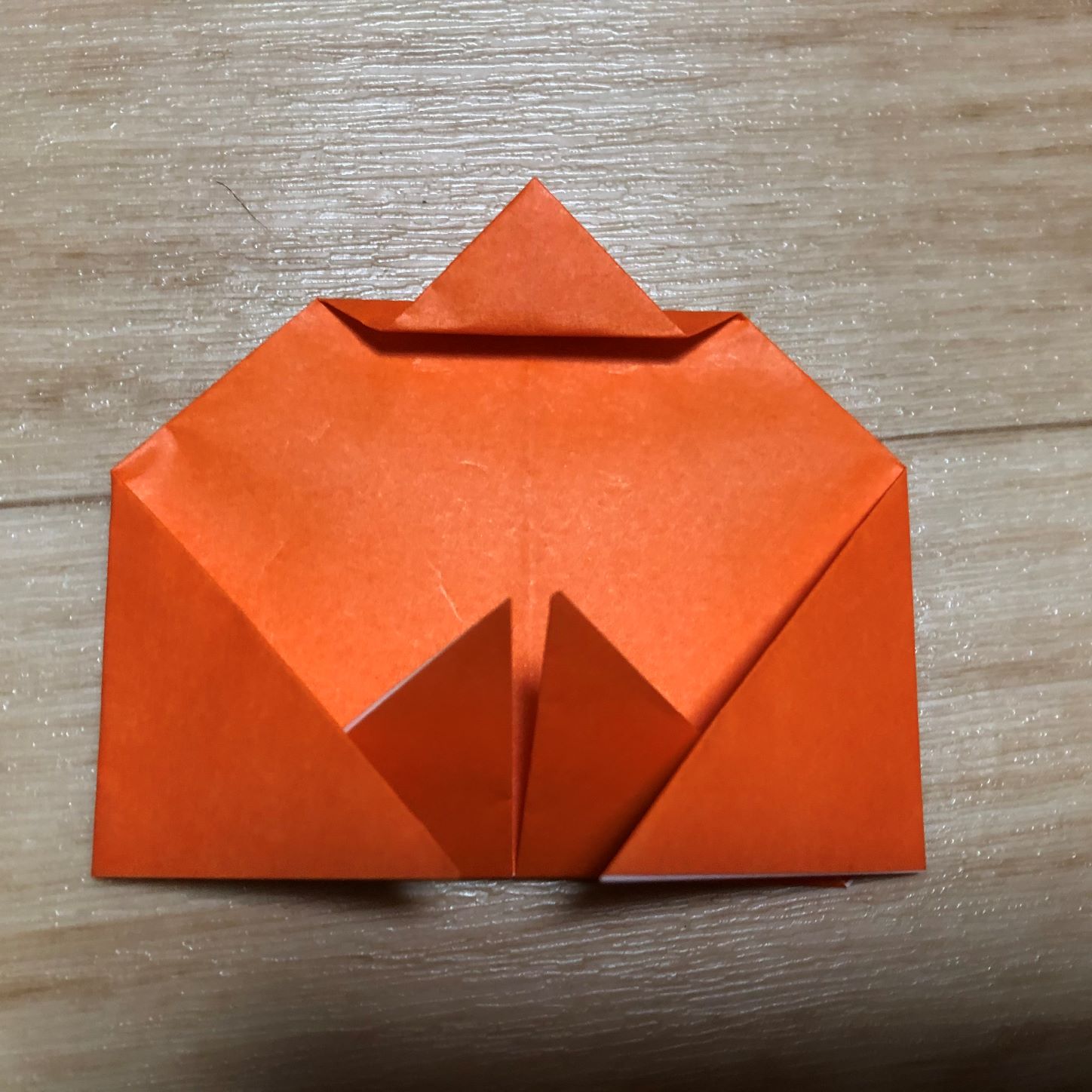 上の角を折って少し戻す