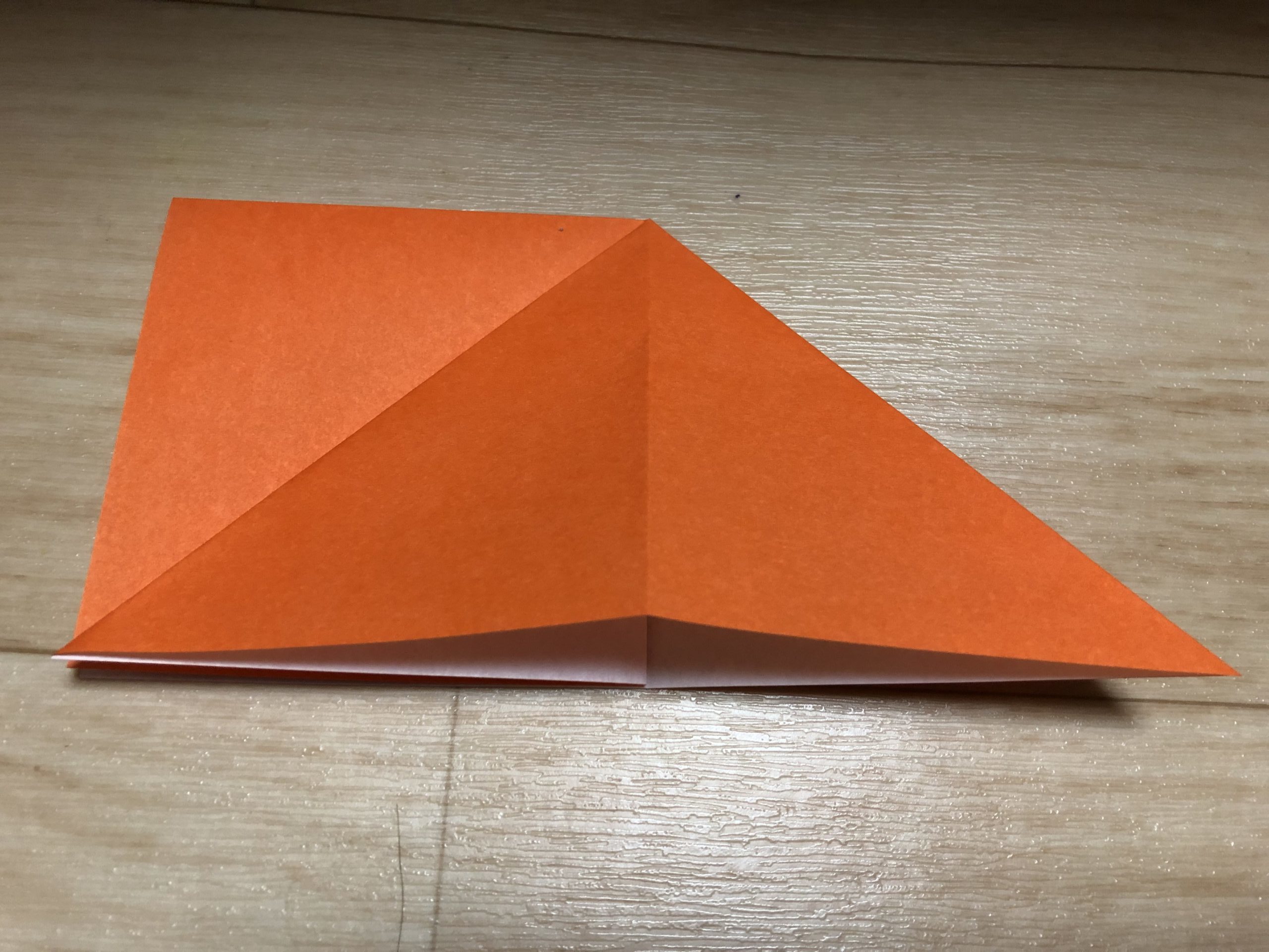 中に指を入れて広げ、三角になるように潰す