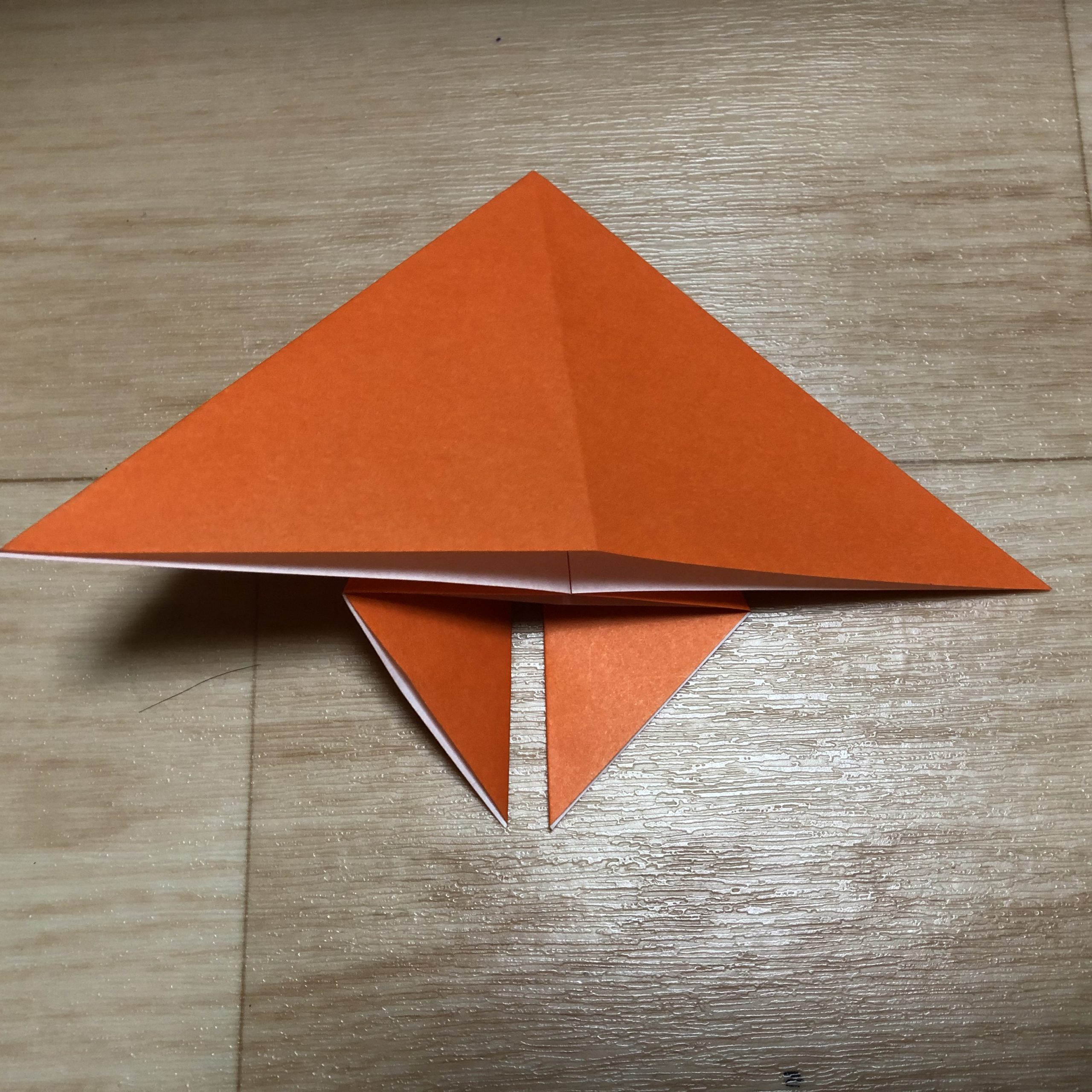 裏返して、下に出ている三角を上に折る