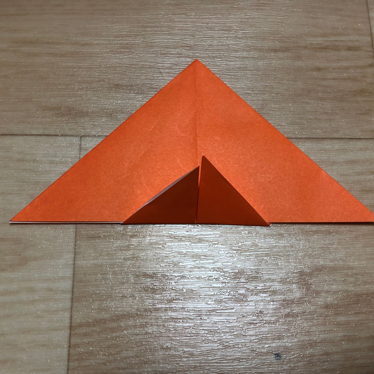 裏返して、下に出ている三角を上に折る