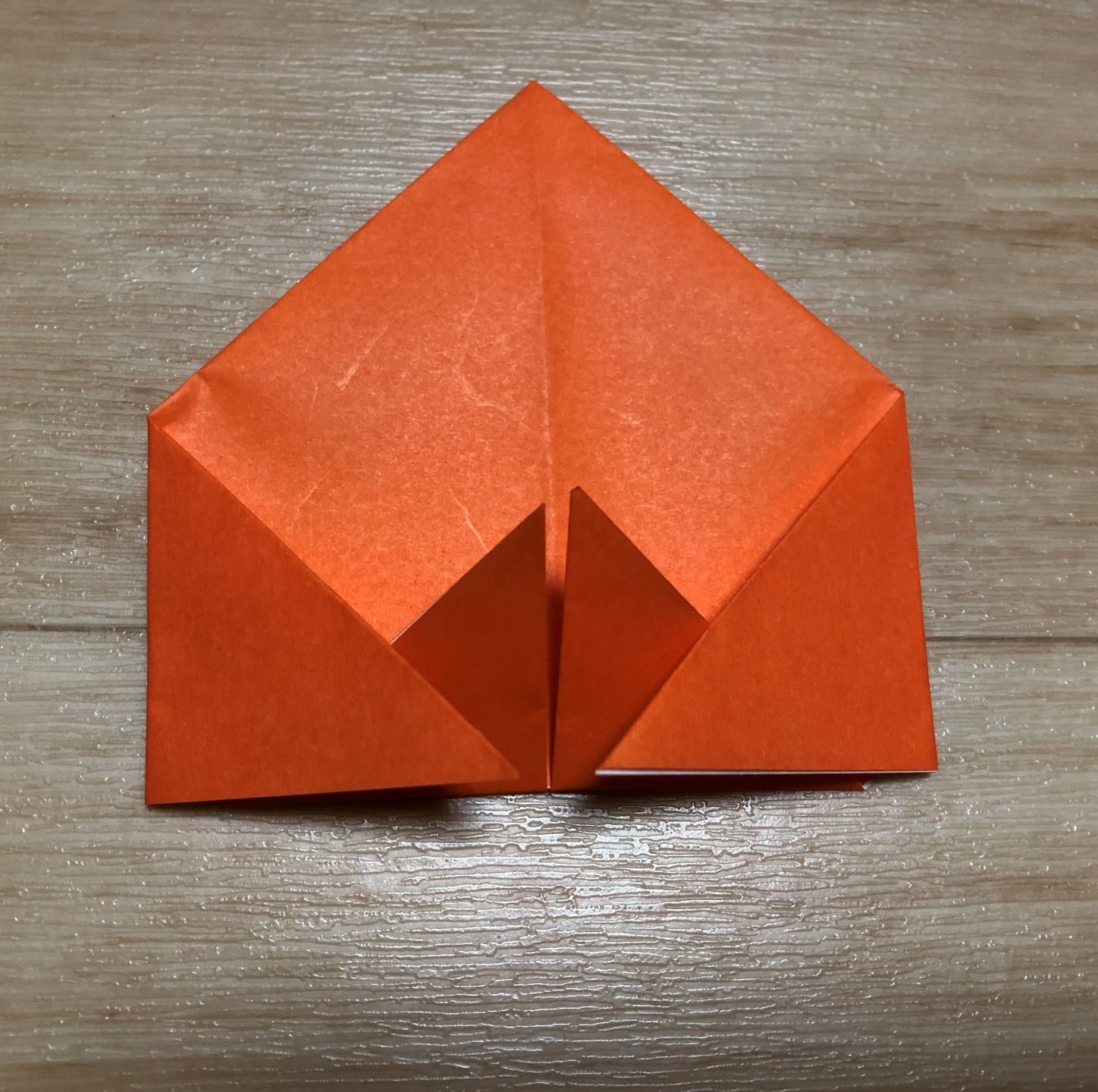 左右の角を中心に向かって折る