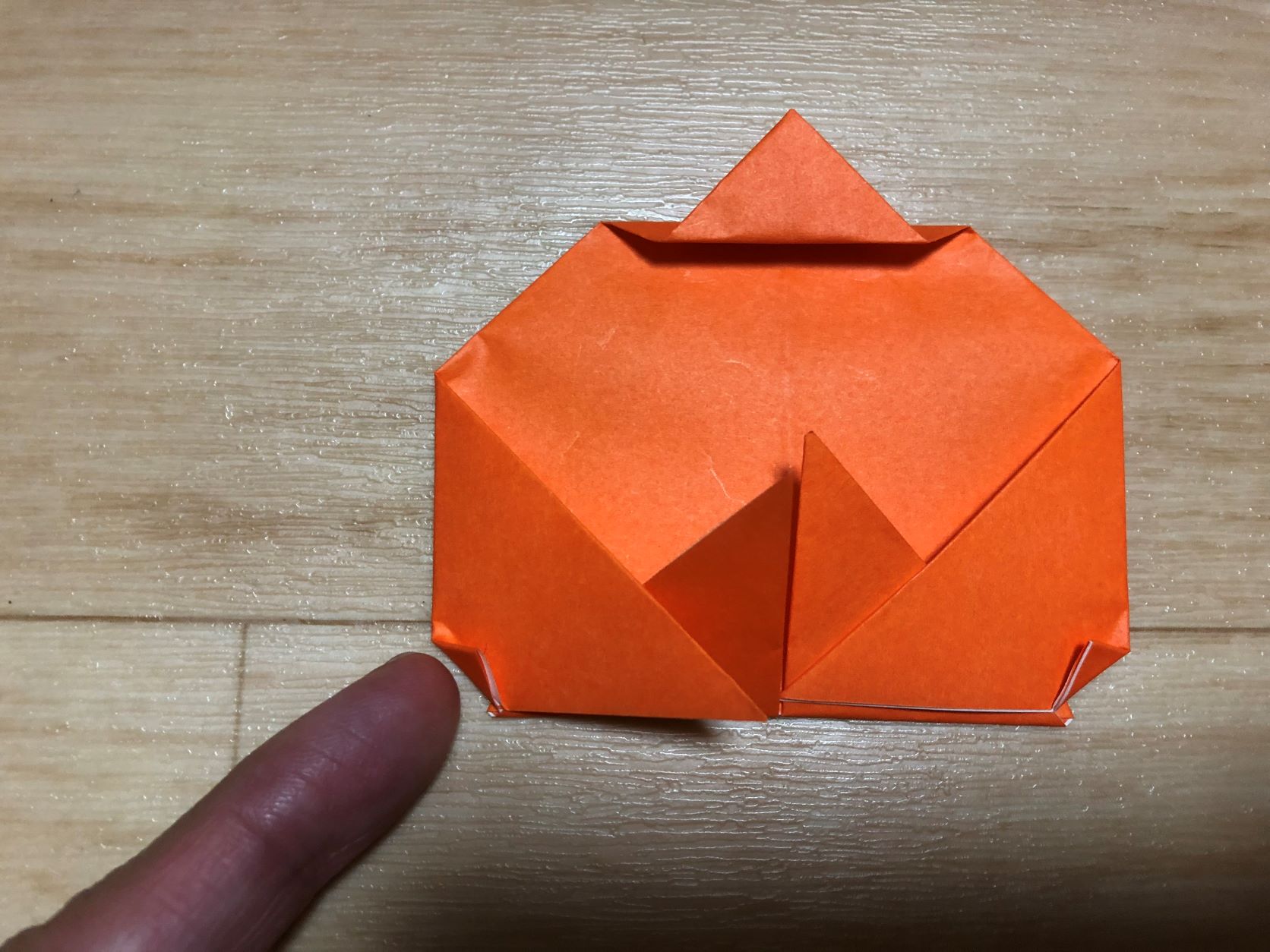 左下と右下を少し折ったら、カボチャの出来上がり