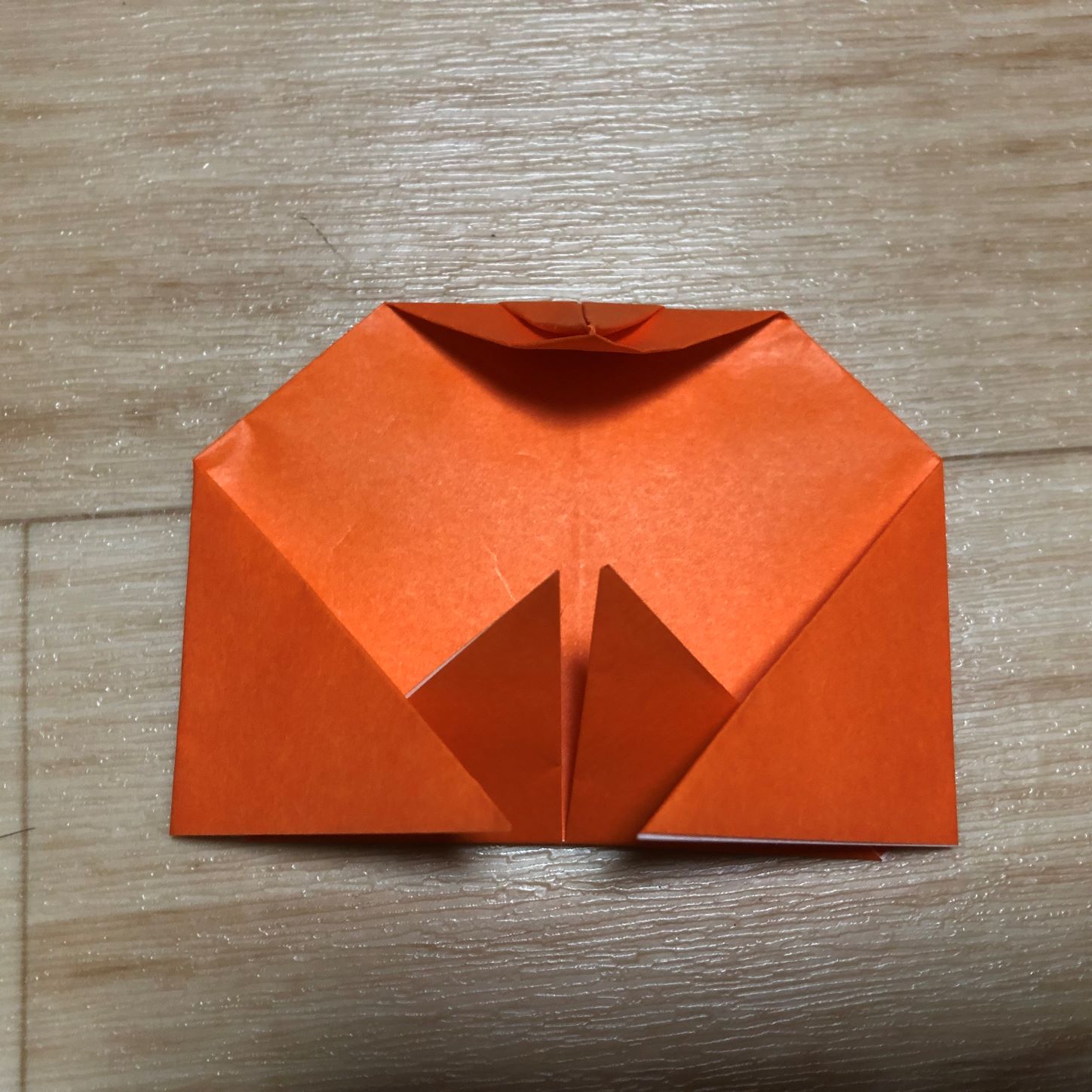 上の角を折って少し戻す