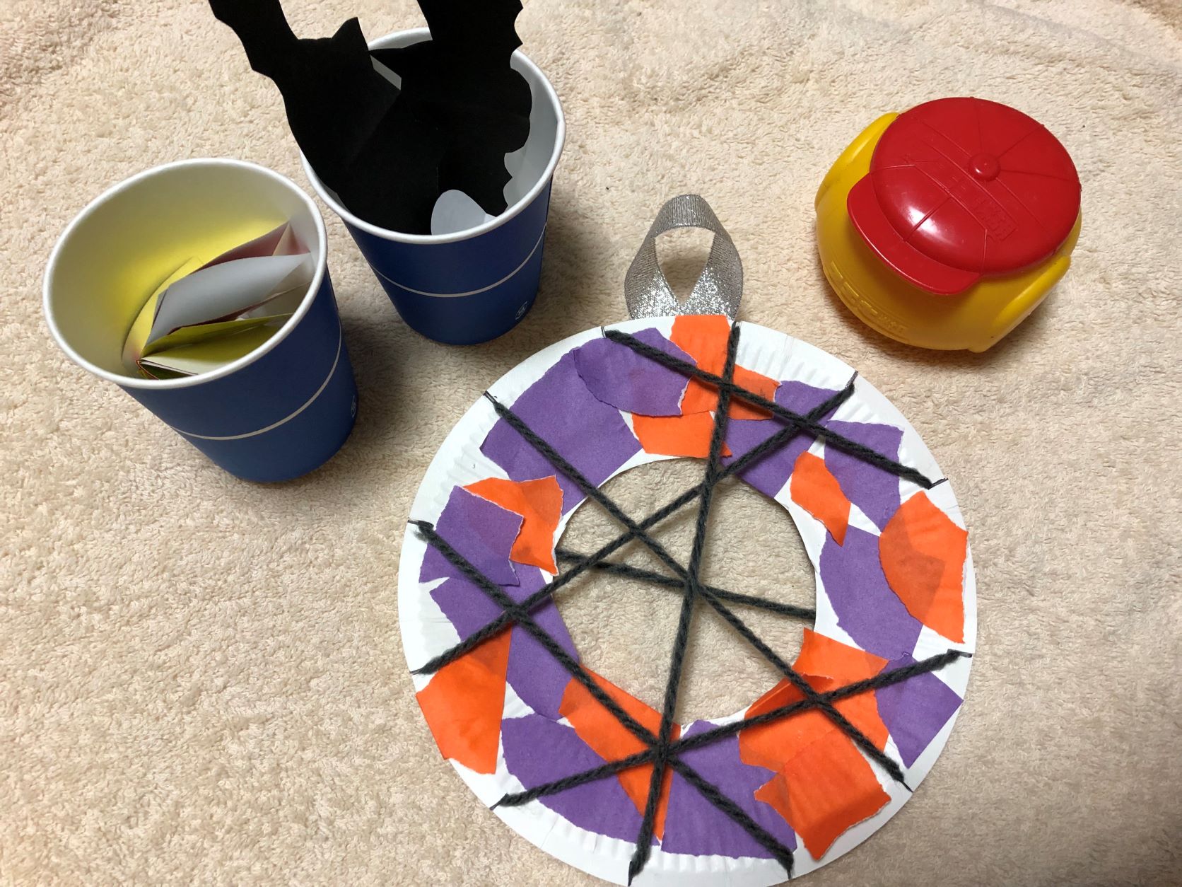 折り紙の飾りを紙皿に貼る