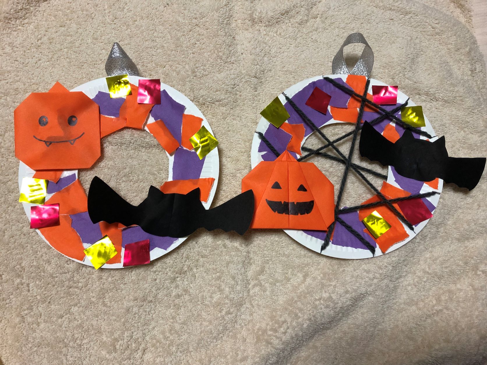 折り紙の飾りを紙皿に貼る