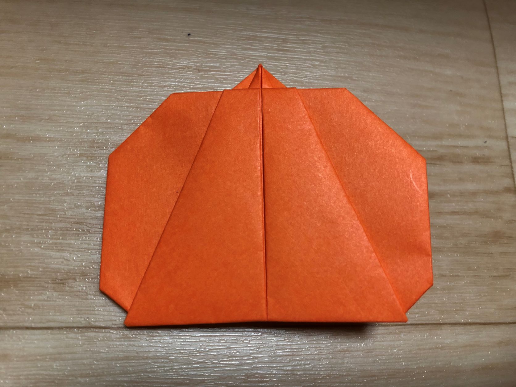左下と右下を少し折ったら、カボチャの出来上がり