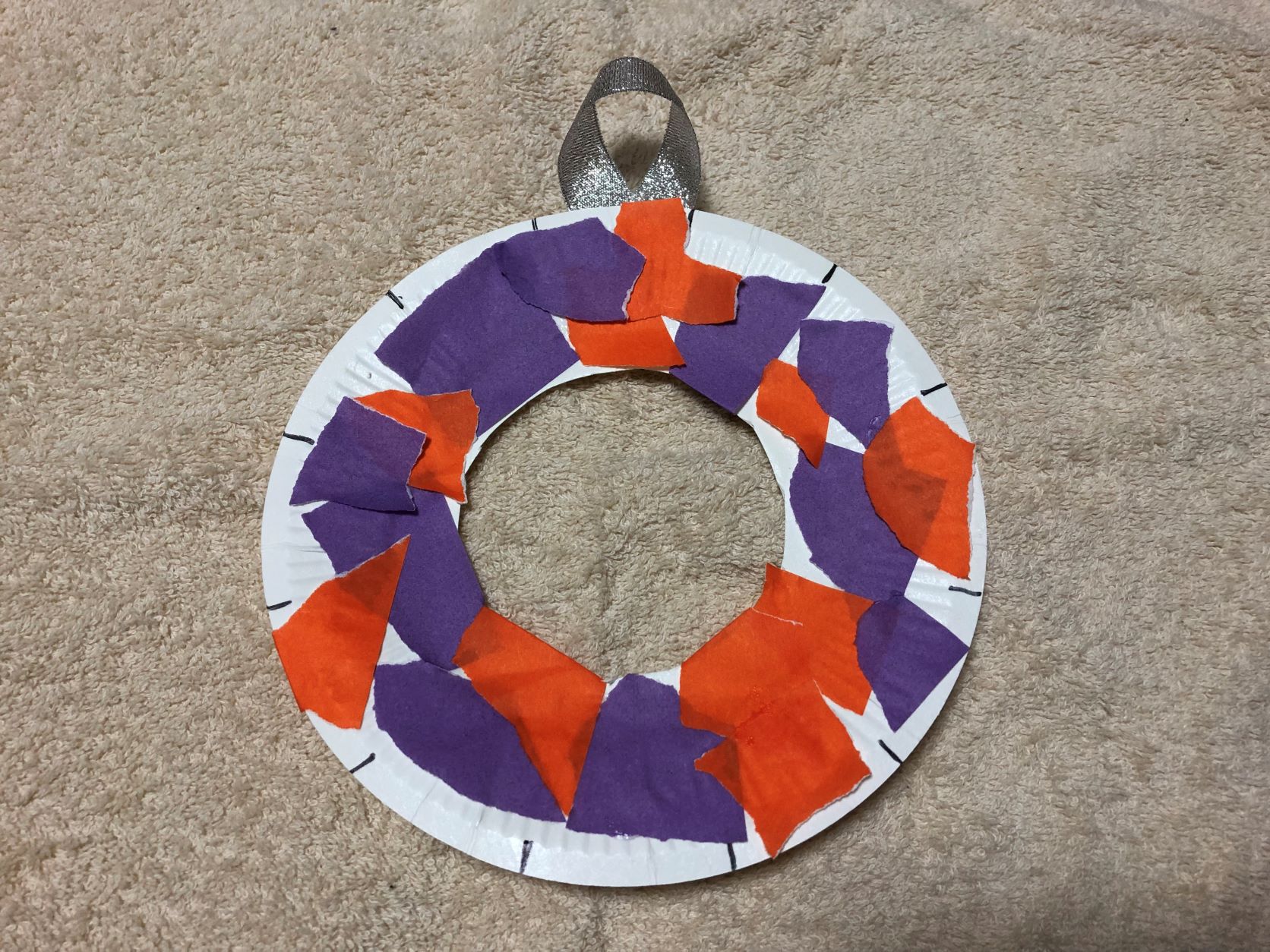 紙皿に折り紙を飾り付ける