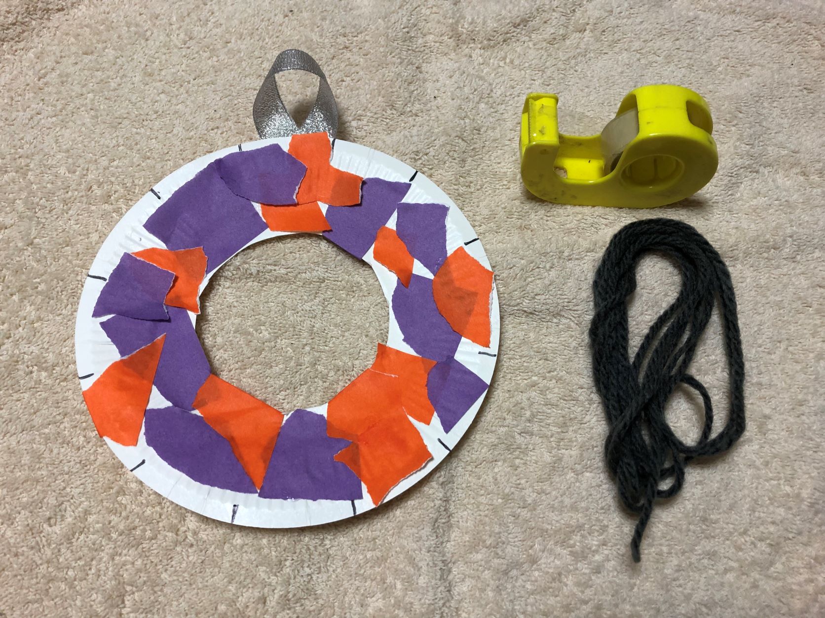 紙皿に糸を絡める