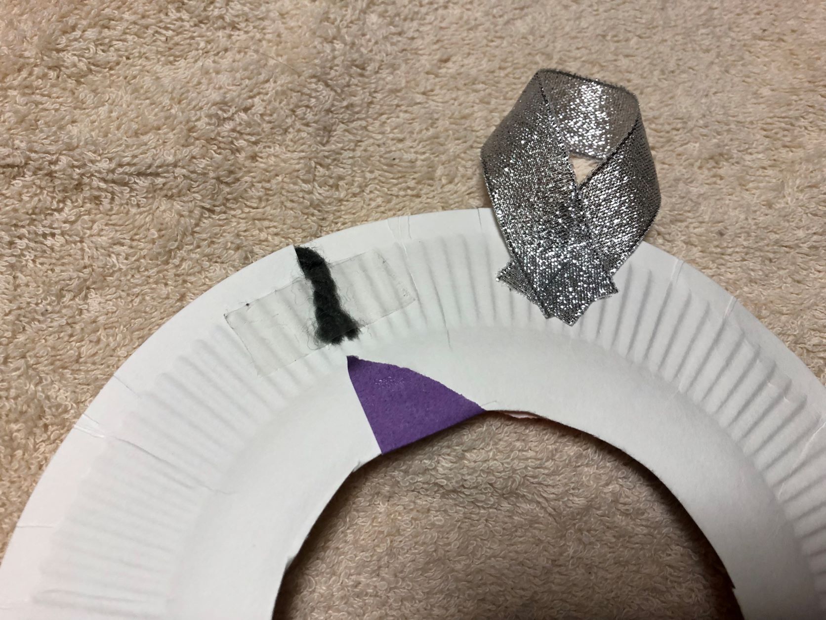 紙皿に糸を絡める