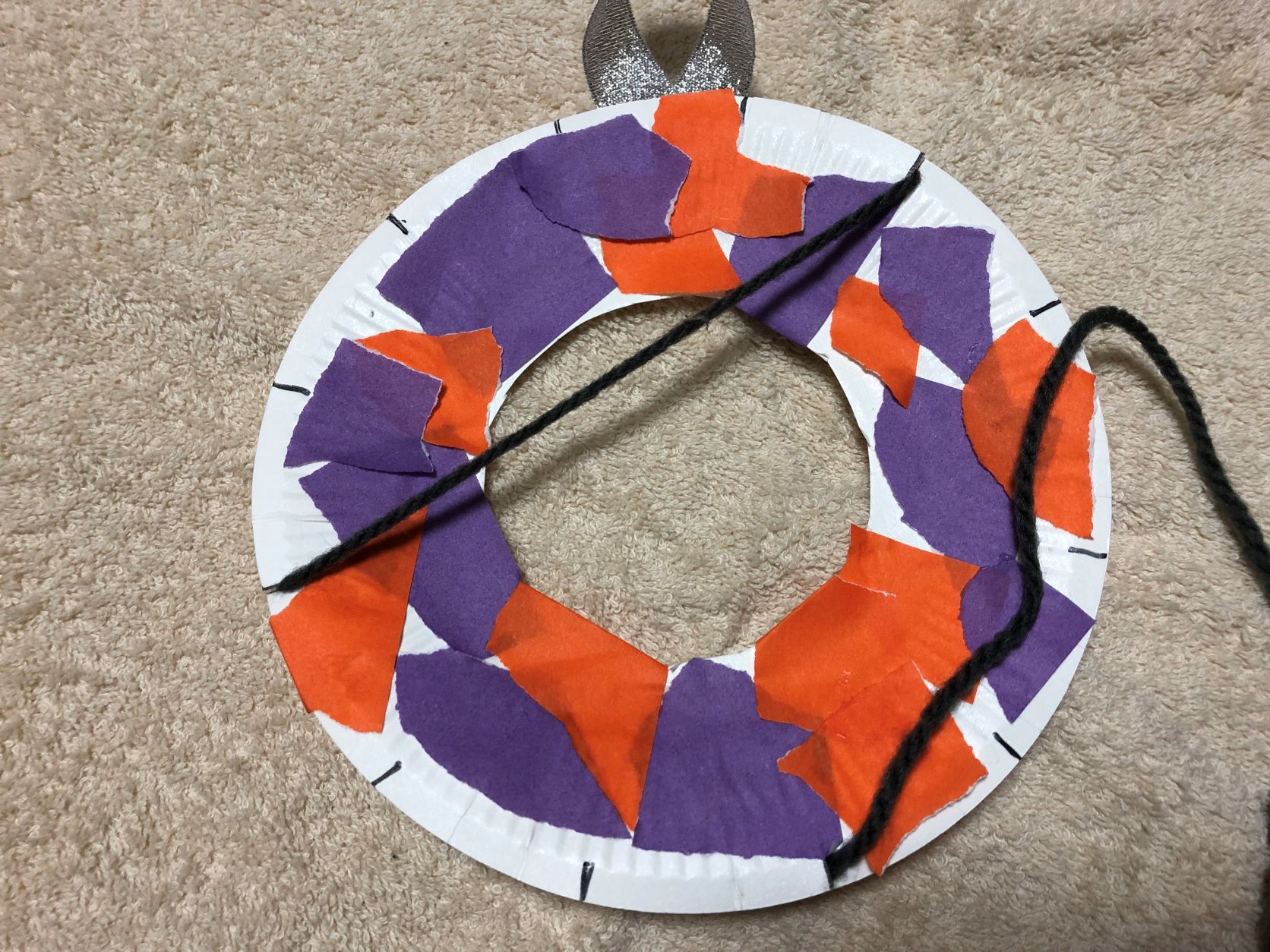 紙皿に糸を絡める