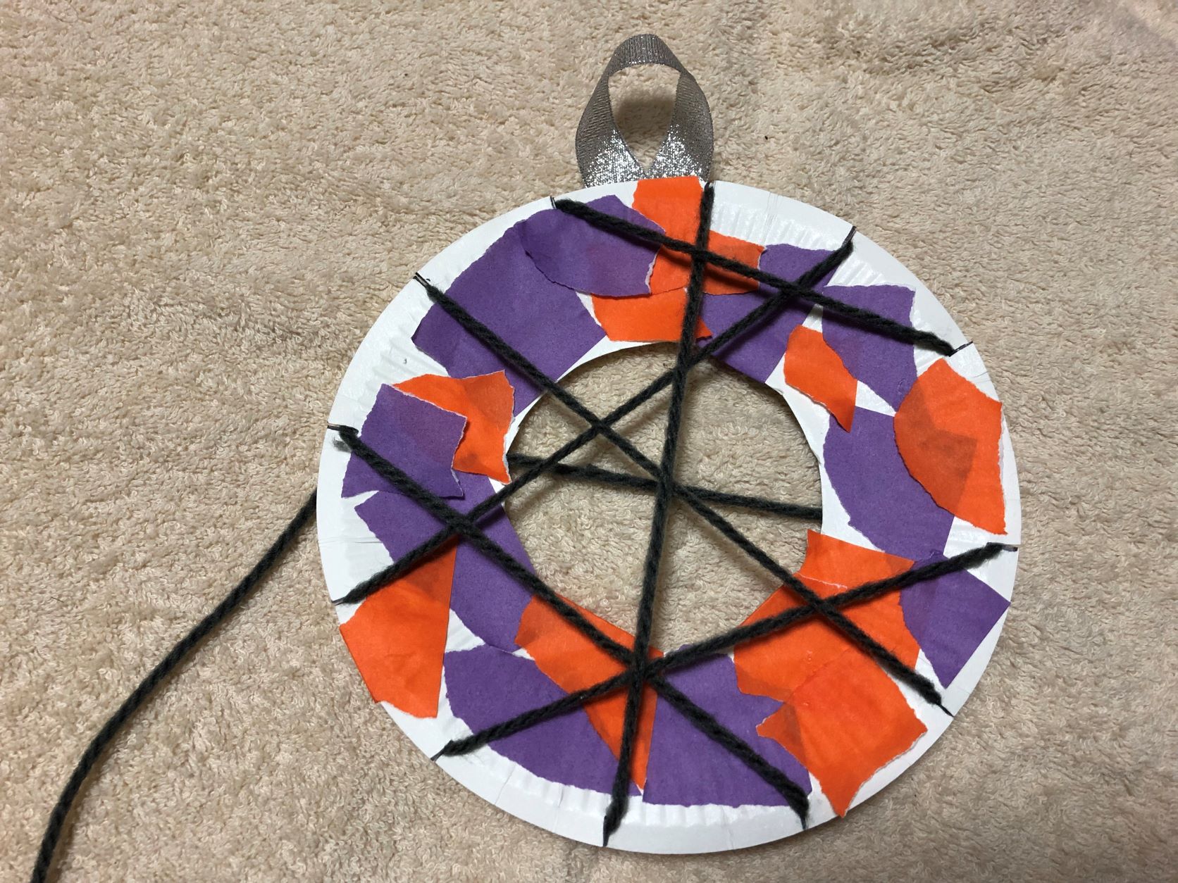 紙皿に糸を絡める