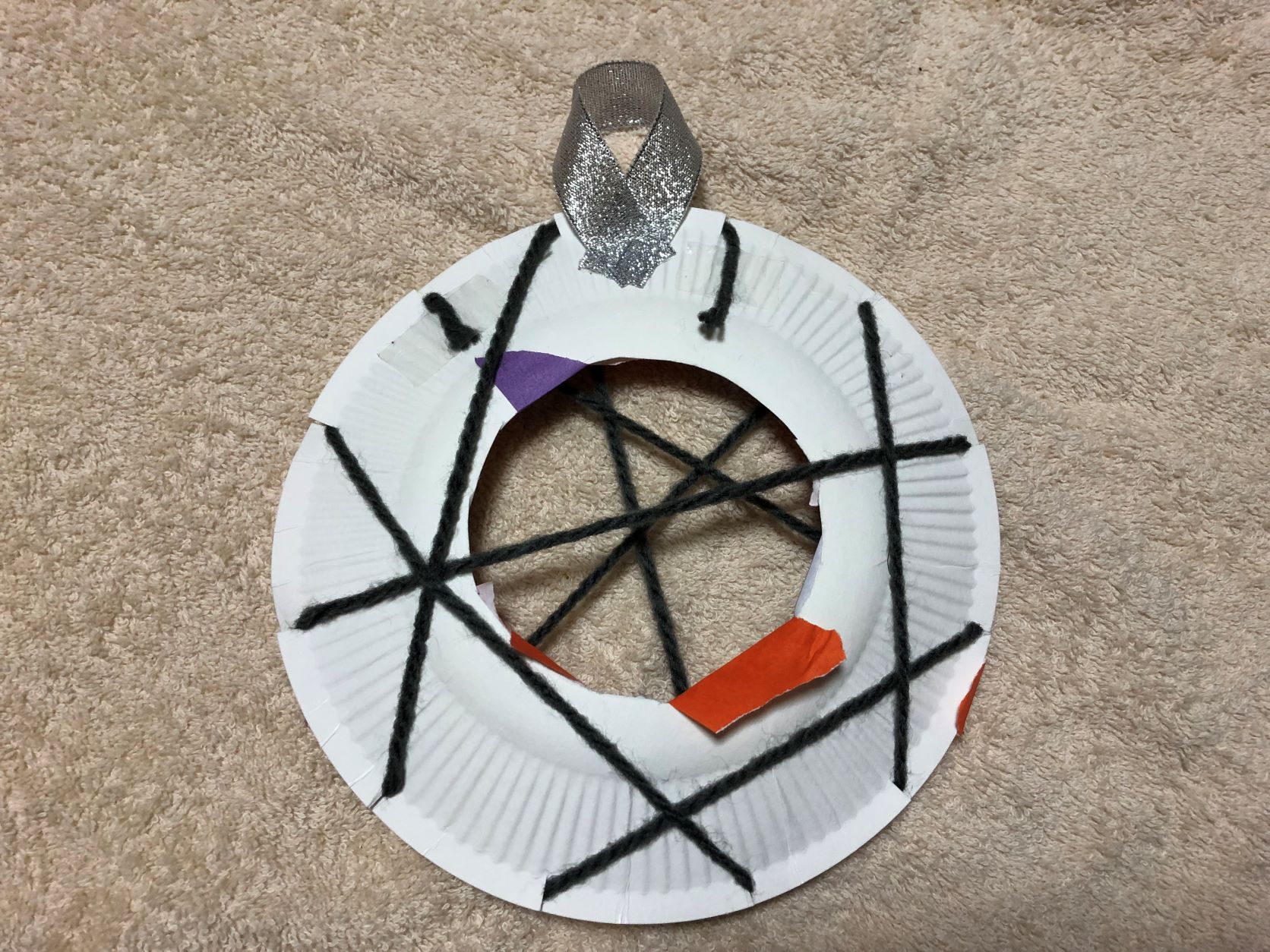 紙皿に糸を絡める