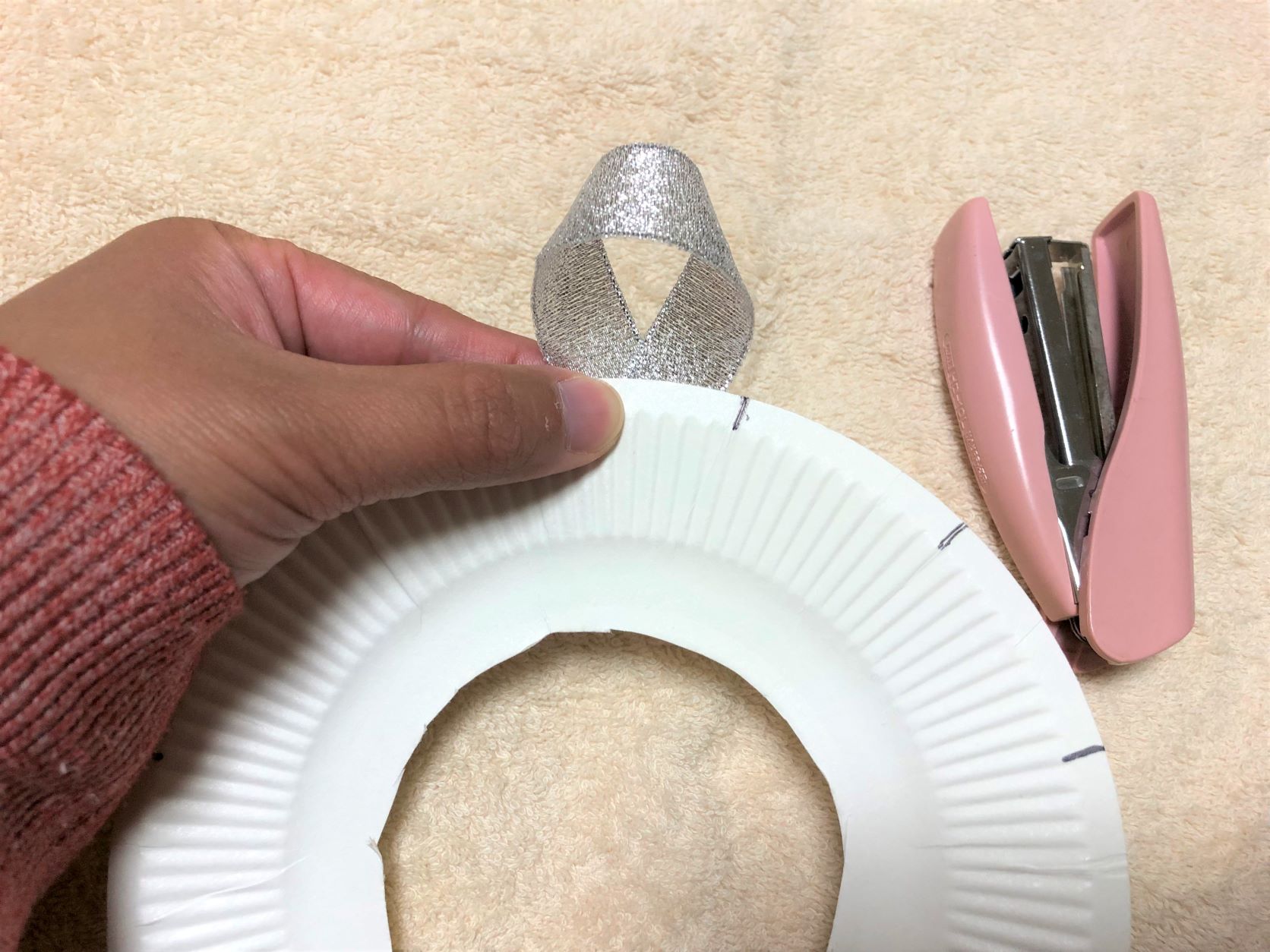 ホッチキスでリボンを付ける