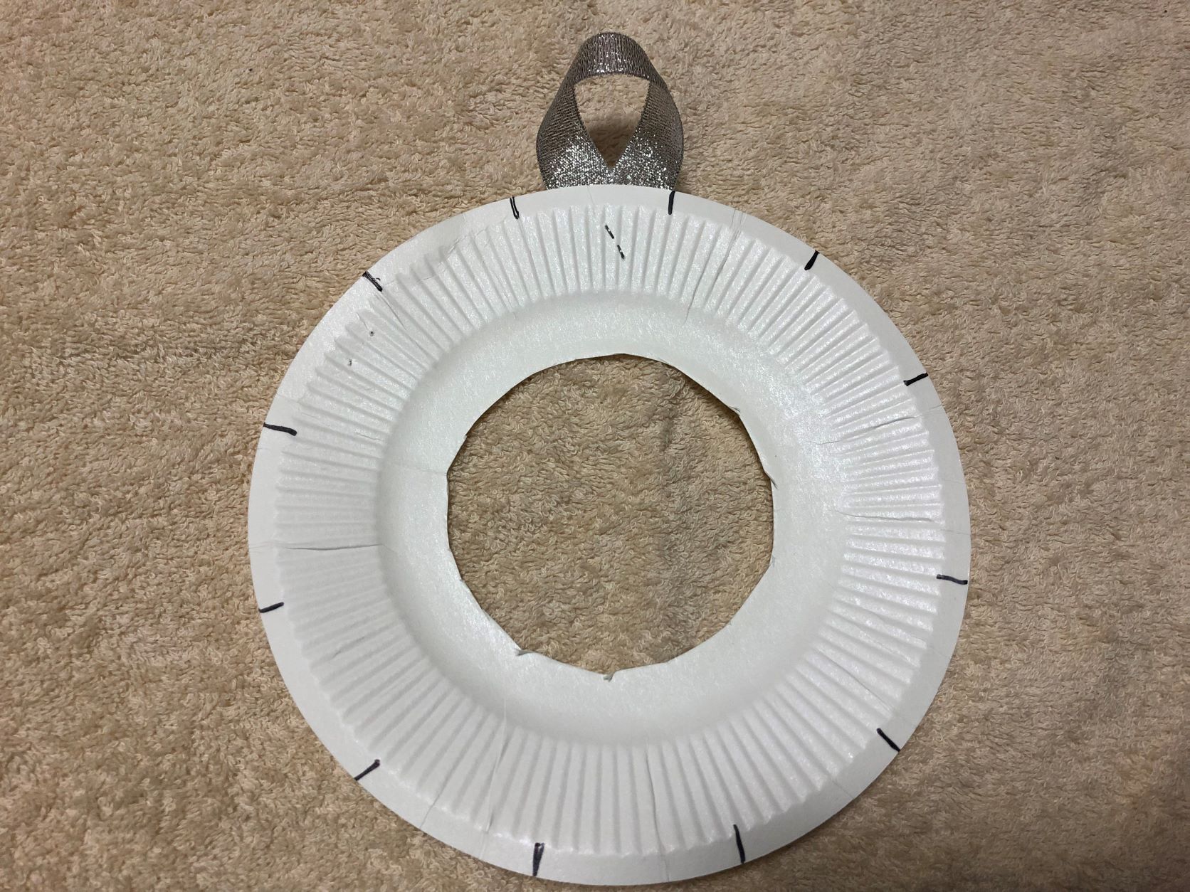 紙皿の印部分をはさみで切る