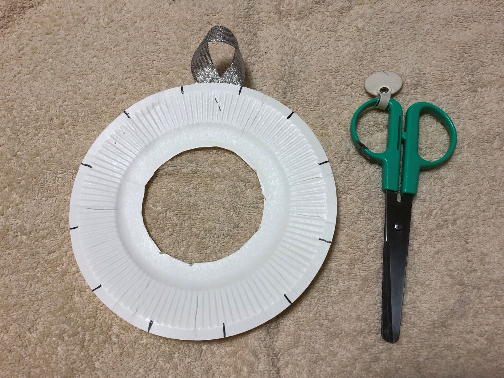 紙皿の印部分をはさみで切る