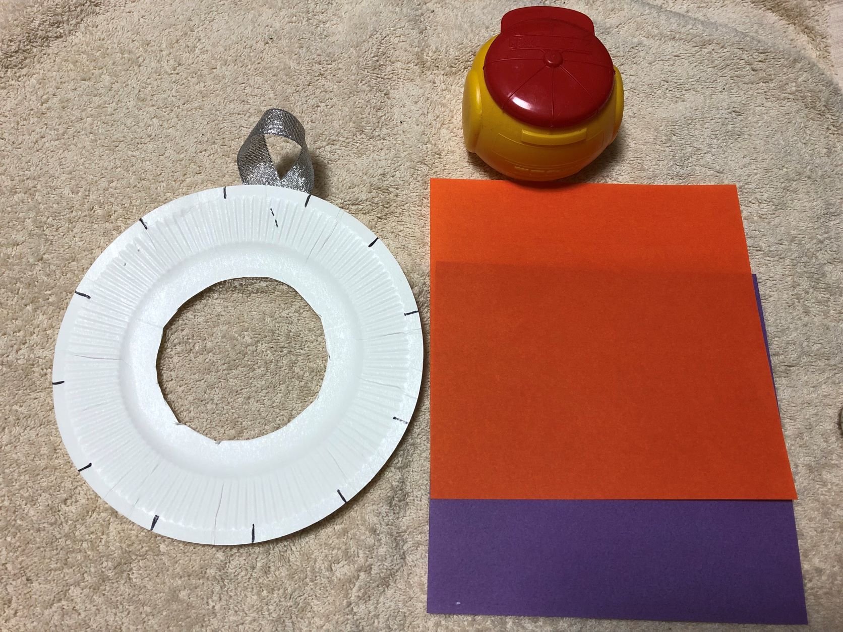 紙皿に折り紙を飾り付ける