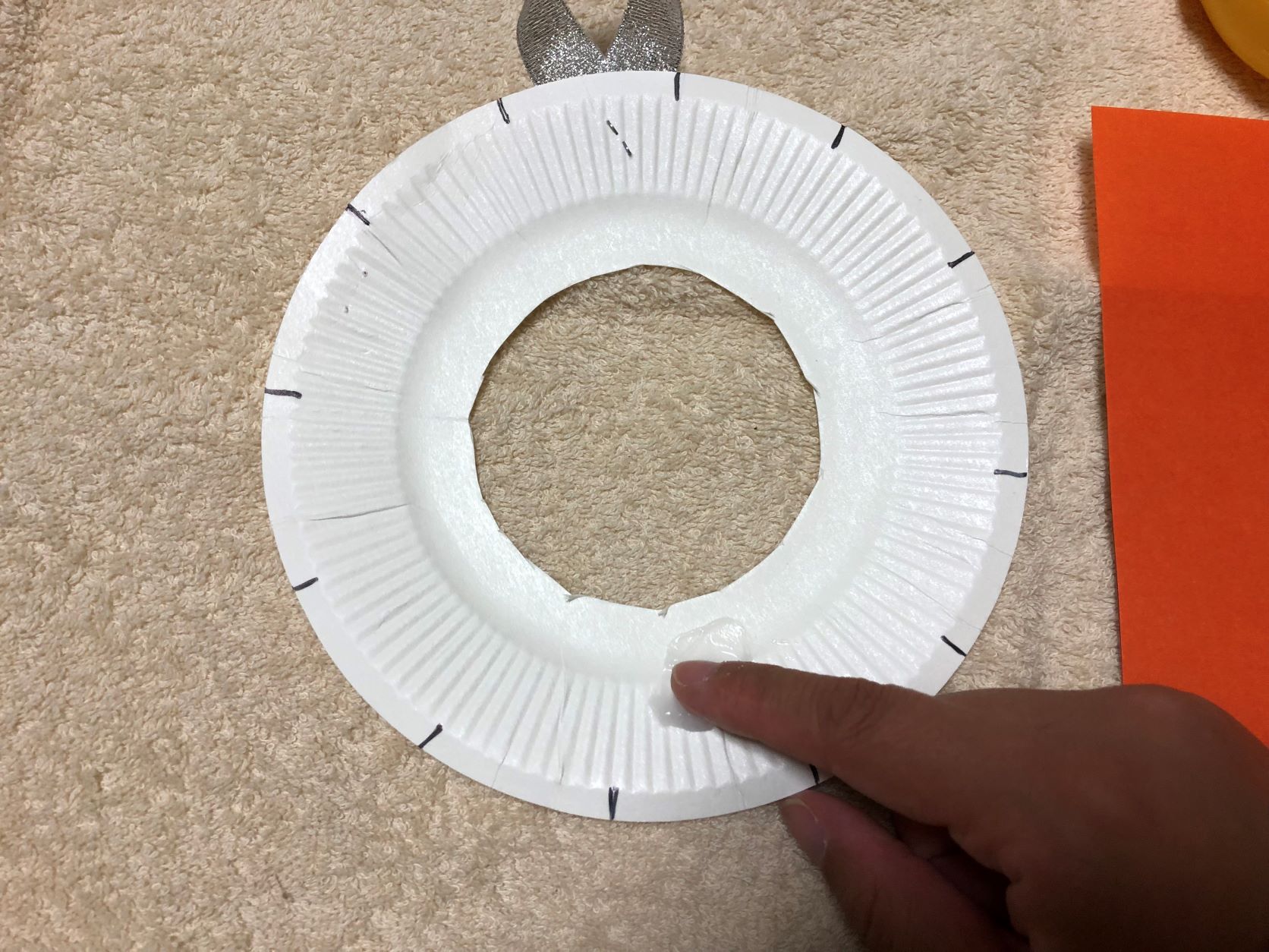 紙皿に折り紙を飾り付ける