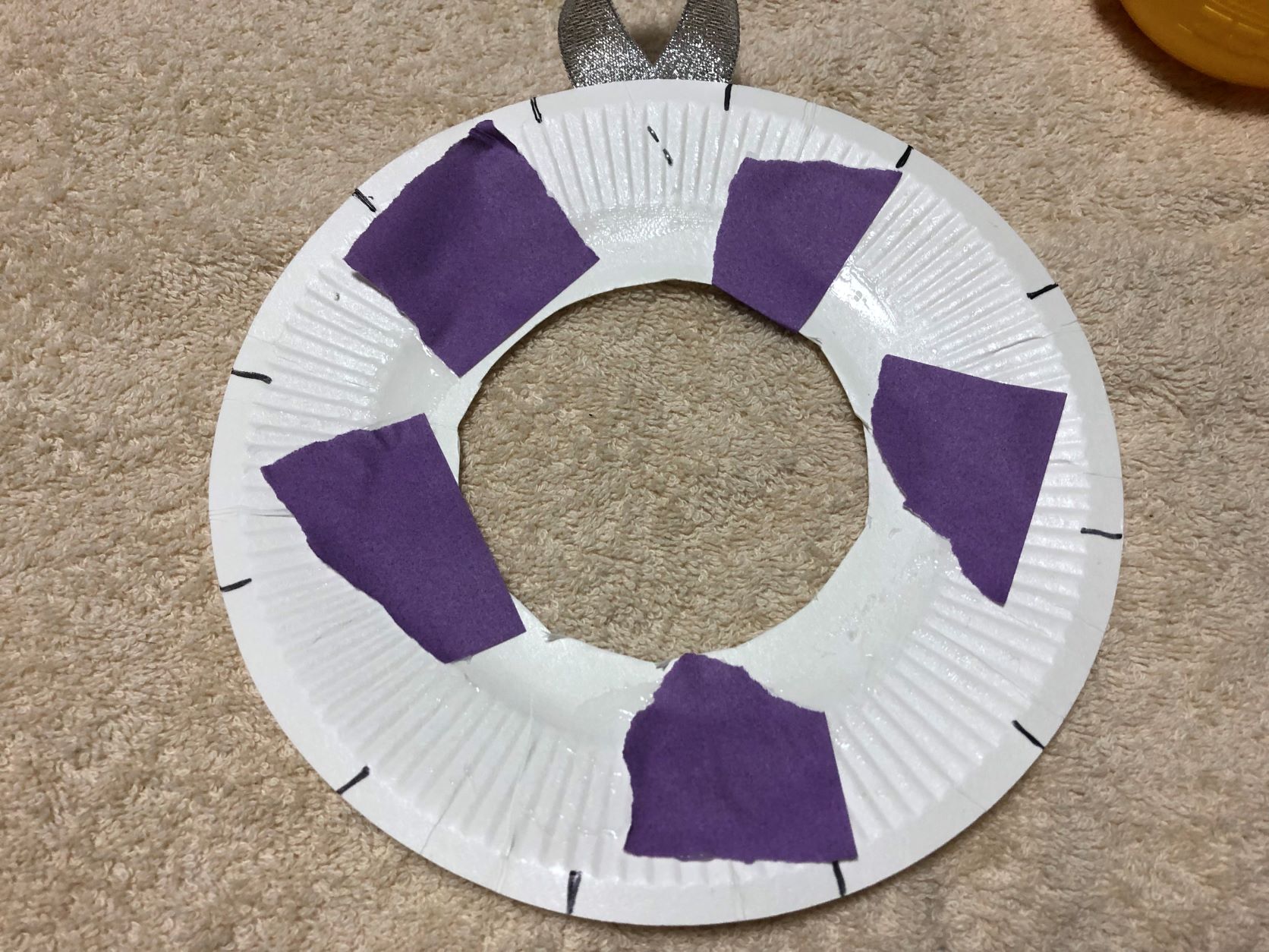 紙皿に折り紙を飾り付ける