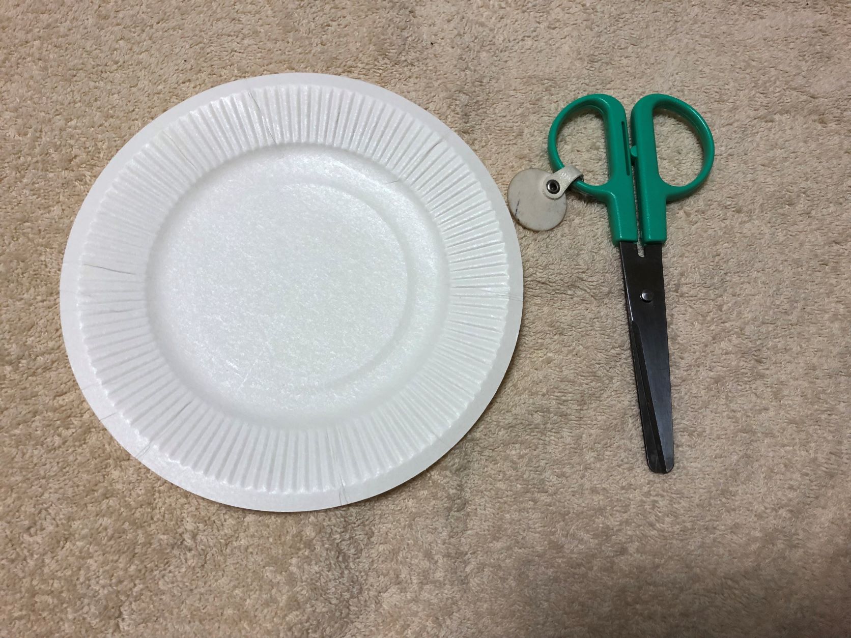紙皿の中心をくり抜く