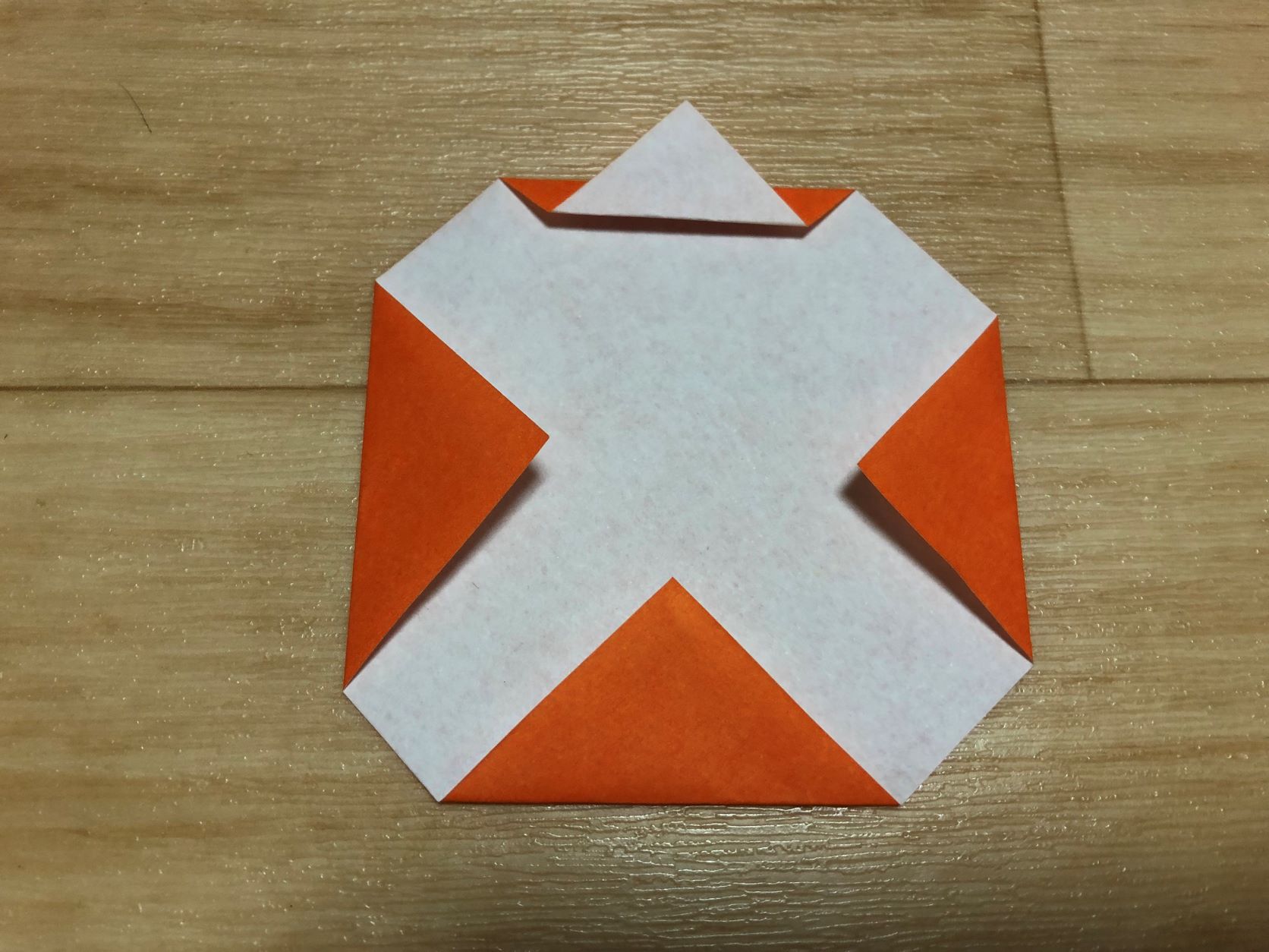 上側の角を少し戻して折れば