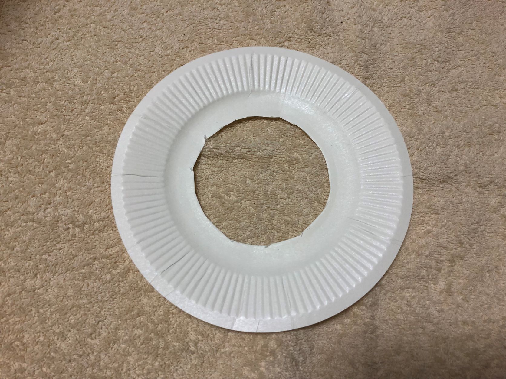 紙皿の中心をくり抜く