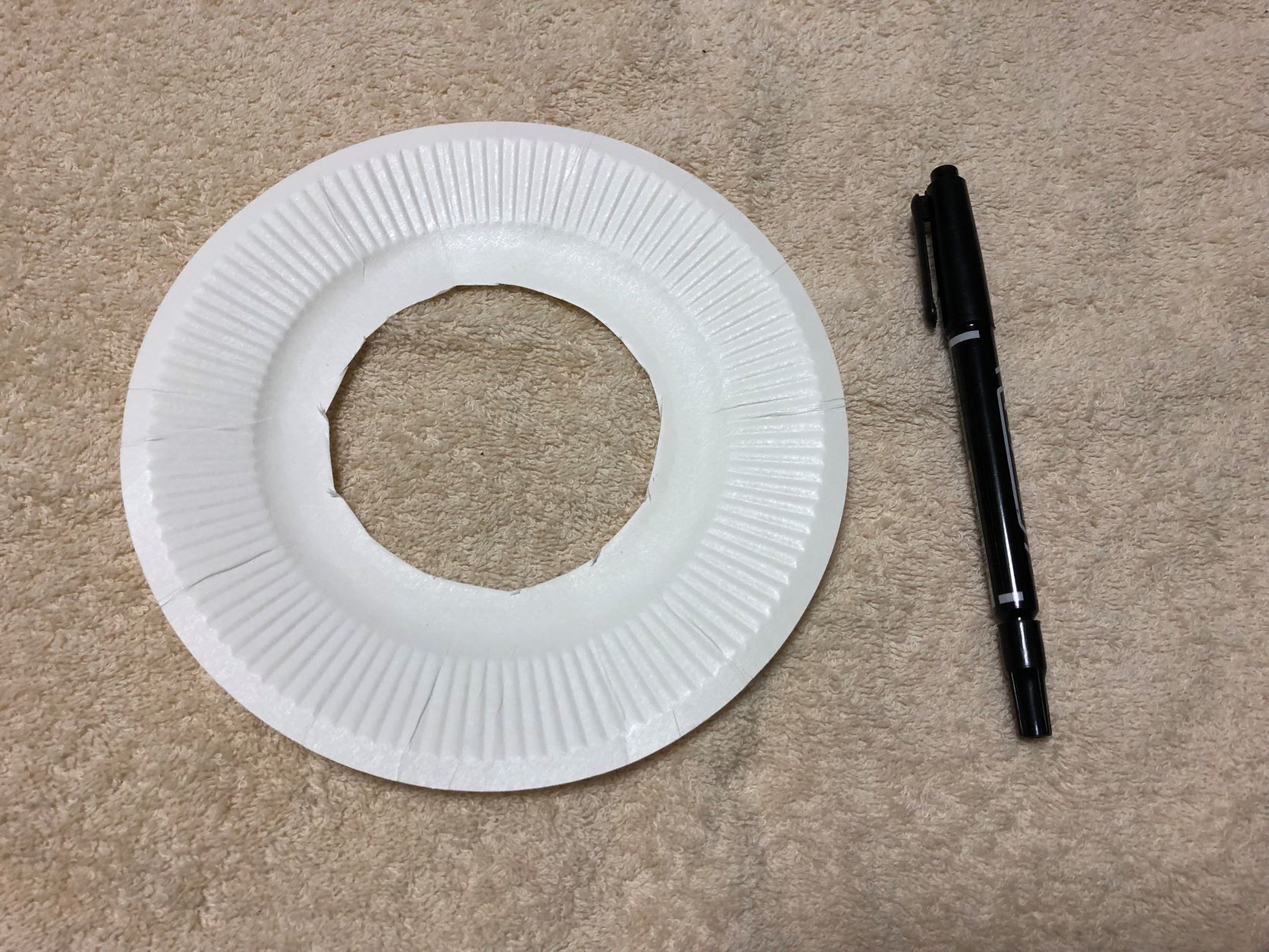 紙皿に黒ペンで印を付ける