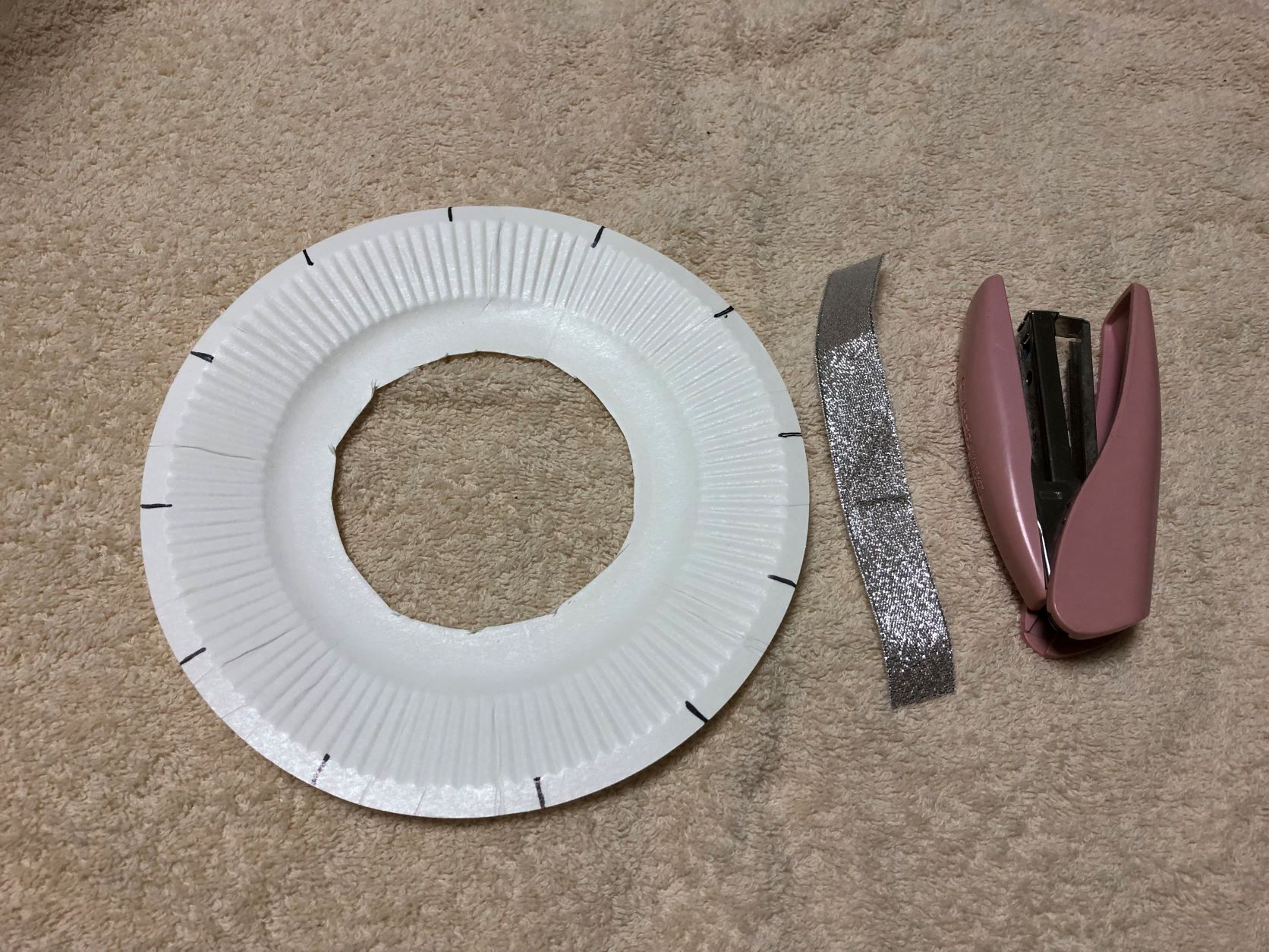 ホッチキスでリボンを付ける