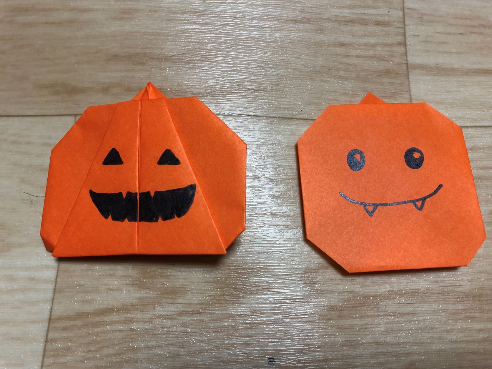 カボチャに顔を描く