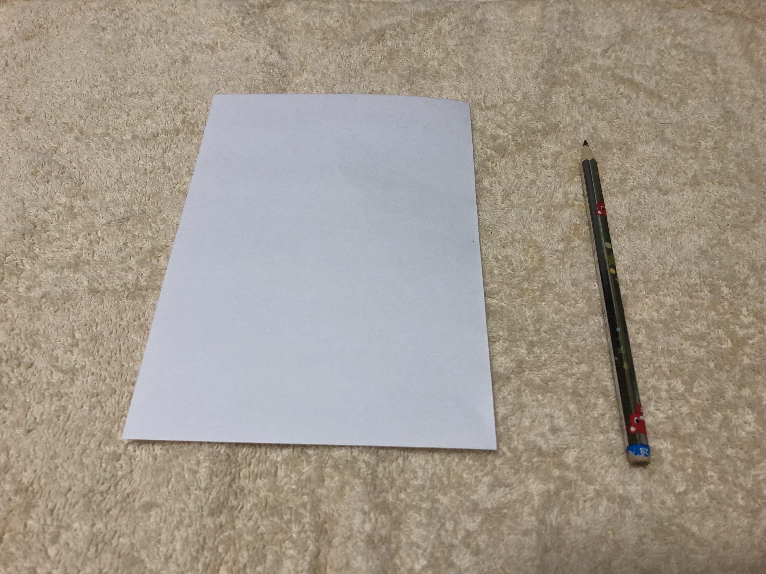 白いおばけの絵を描く