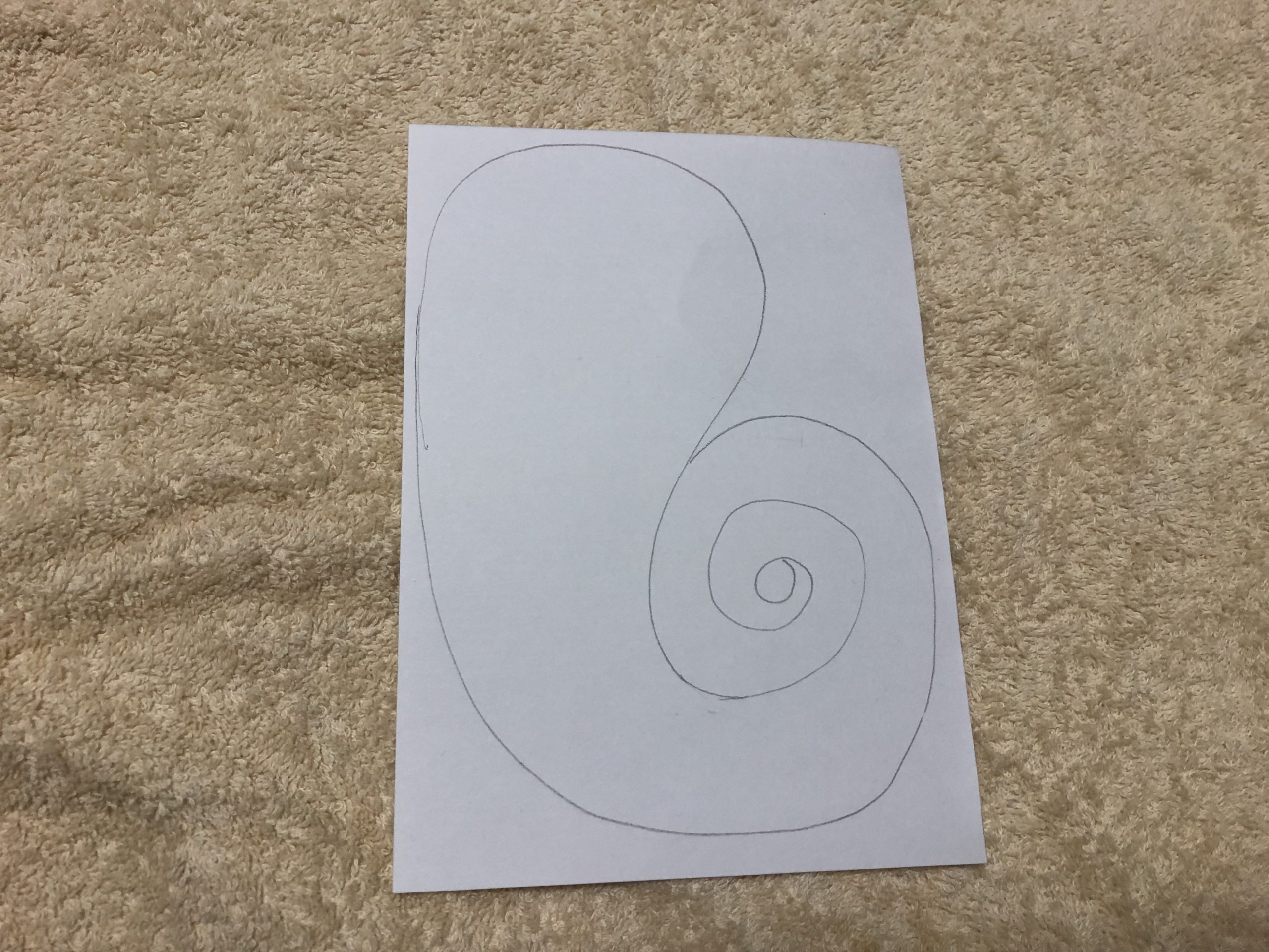 白いおばけの絵を描く