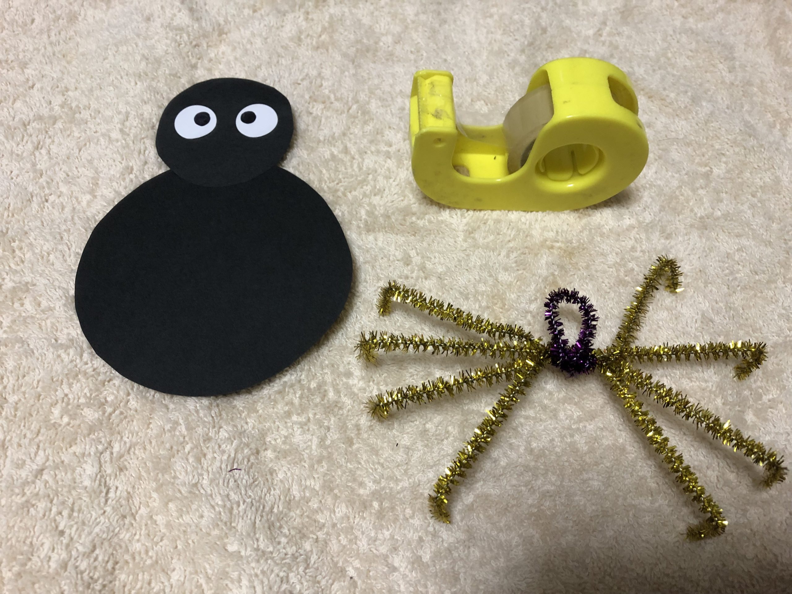 画用紙にクモの足を貼り付ける