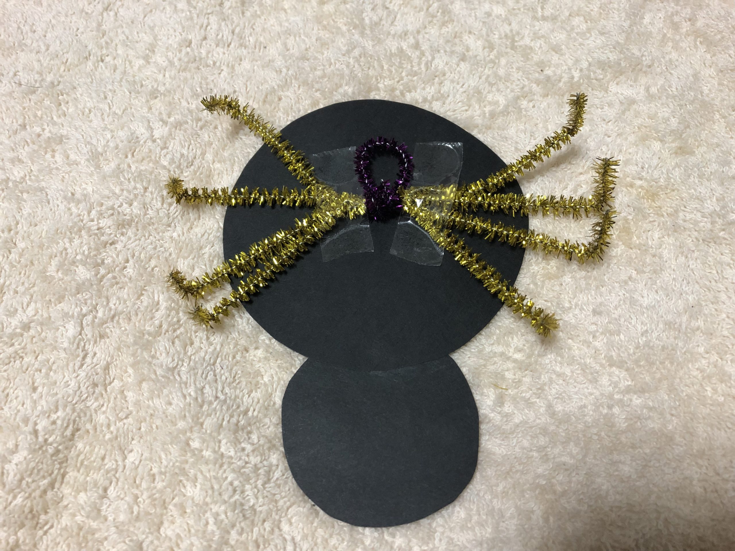 画用紙にクモの足を貼り付ける