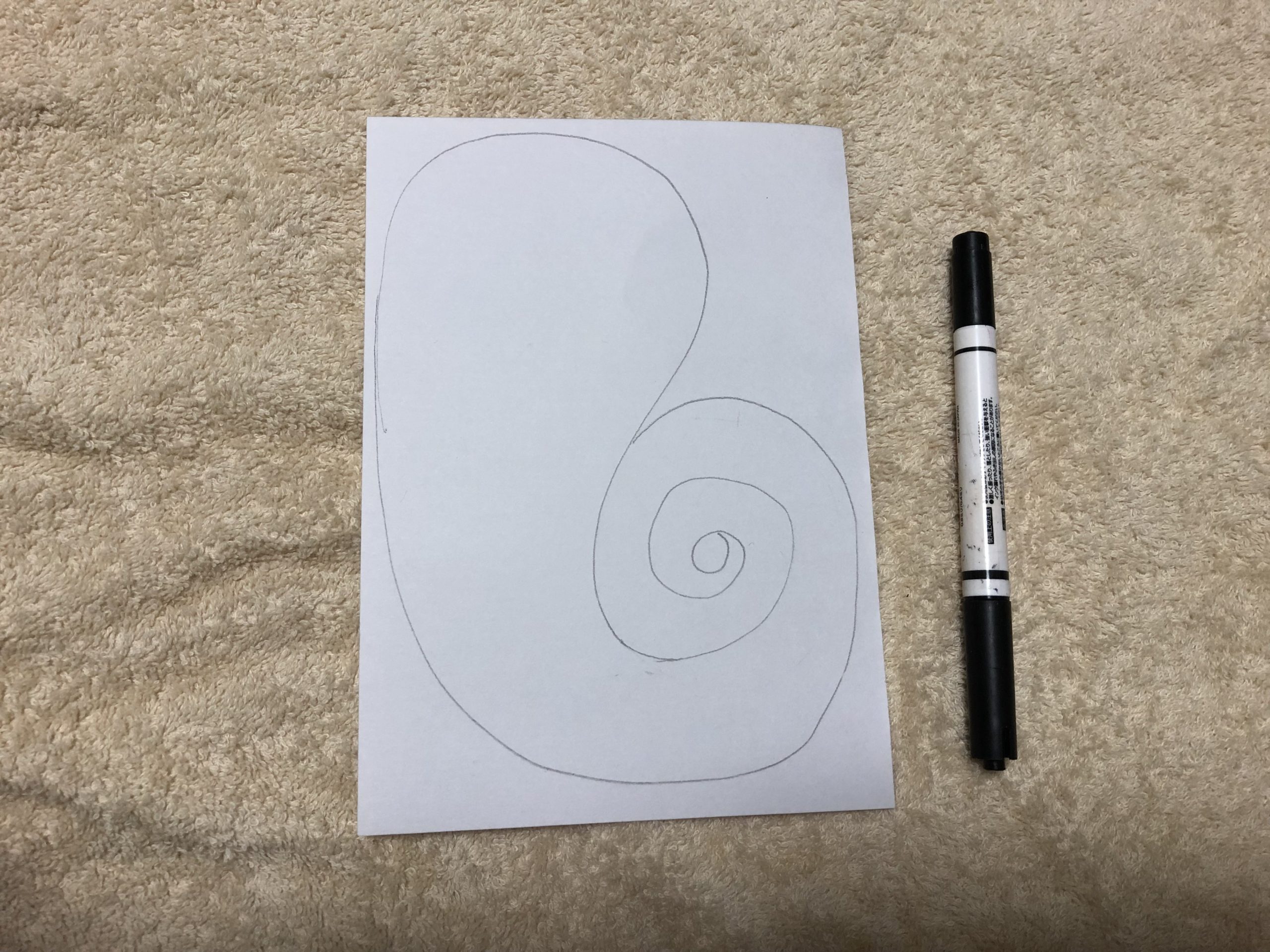 お化けの顔を描く