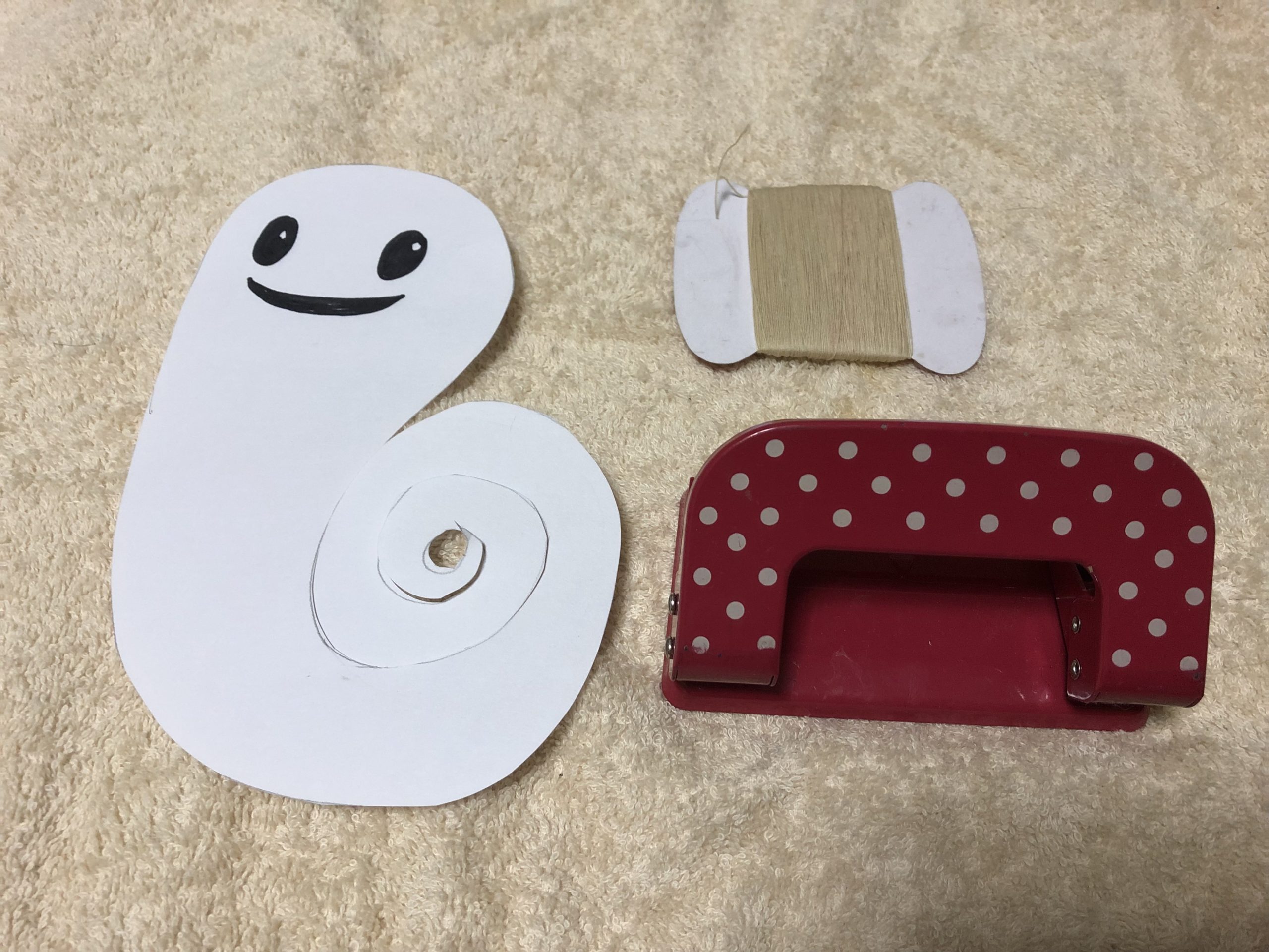 おばけの頭に穴を開け、糸を通す