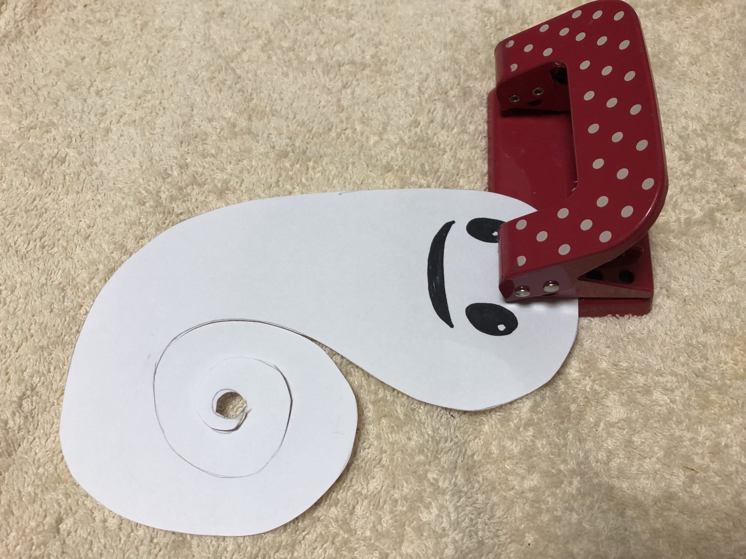 おばけの頭に穴を開け、糸を通す