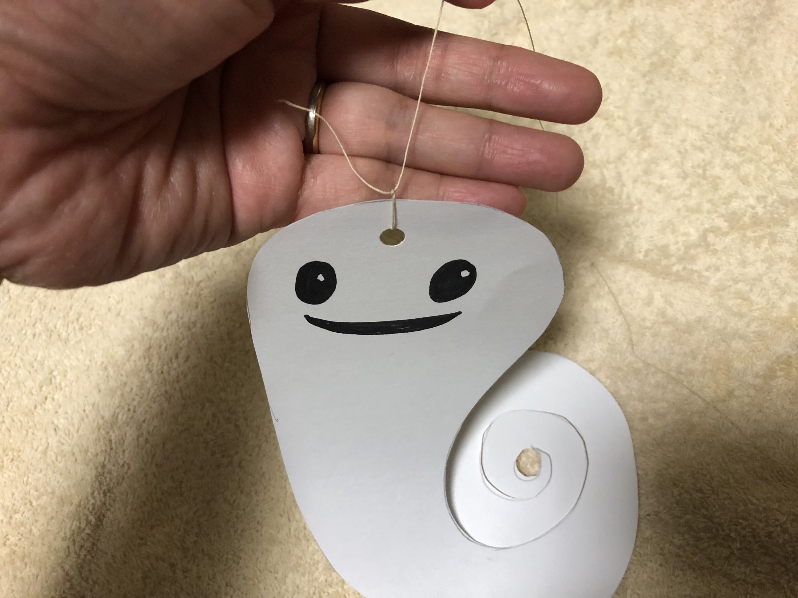 おばけの頭に穴を開け、糸を通す