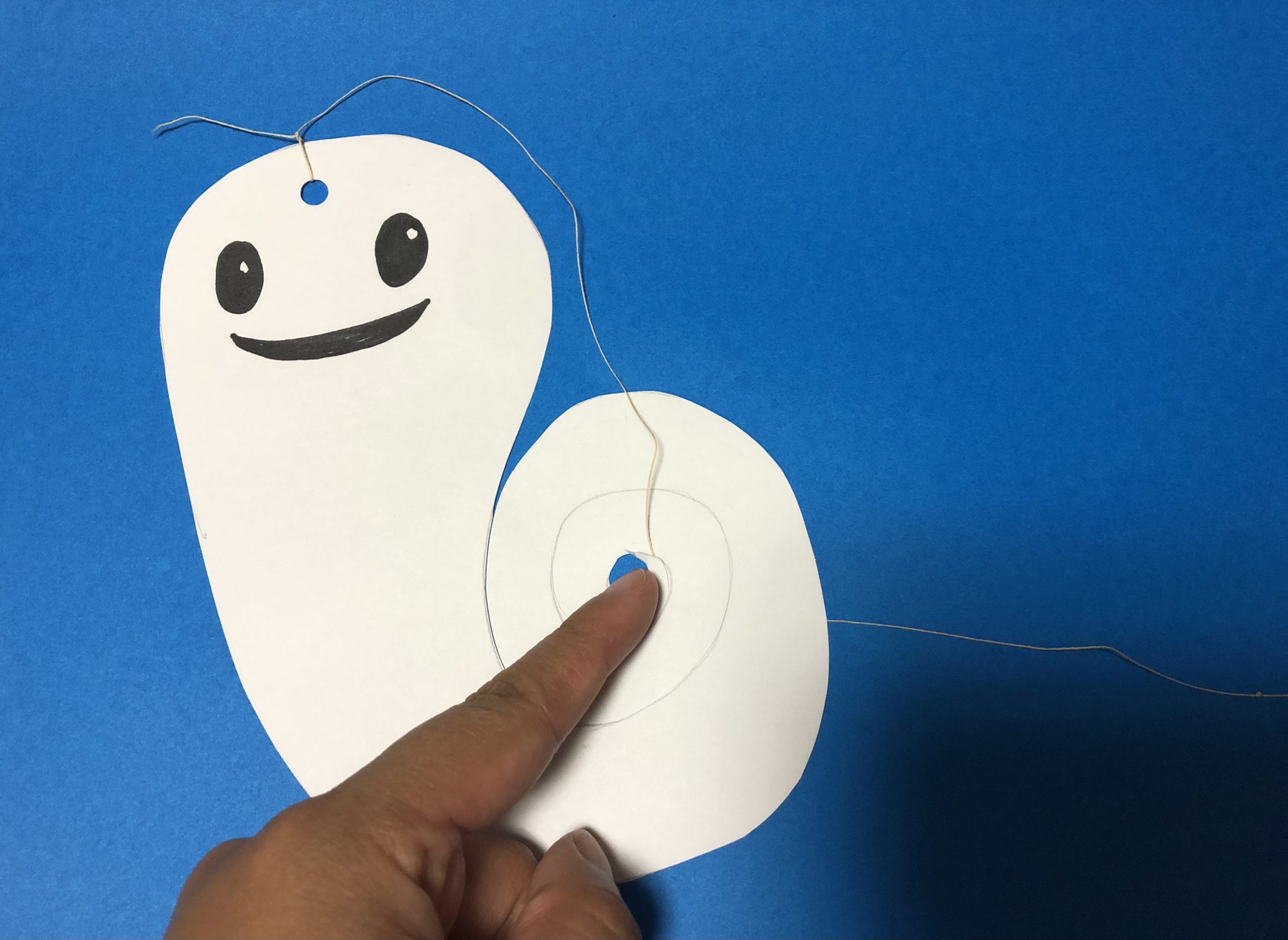 おばけの頭に穴を開け、糸を通す