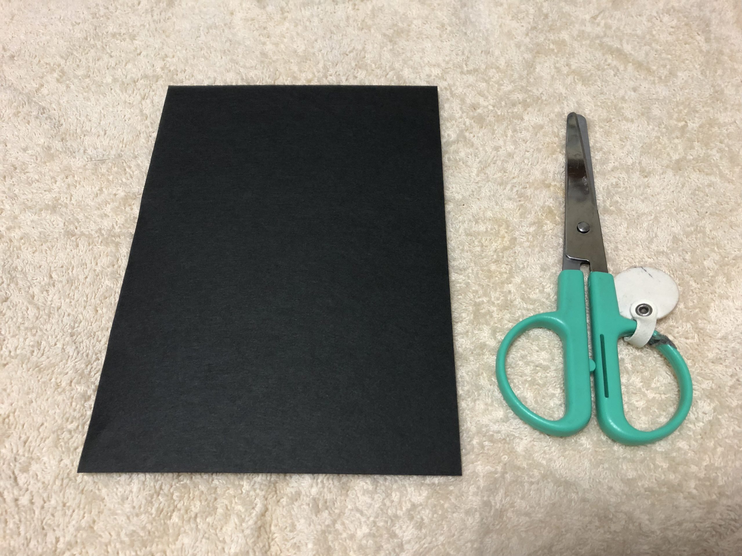 黒い画用紙で丸い形に切る