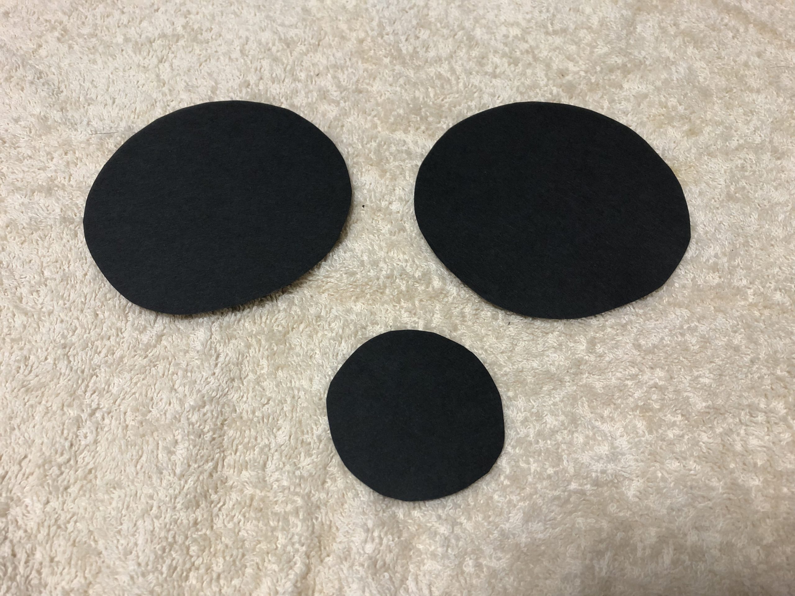 黒い画用紙で丸い形に切る