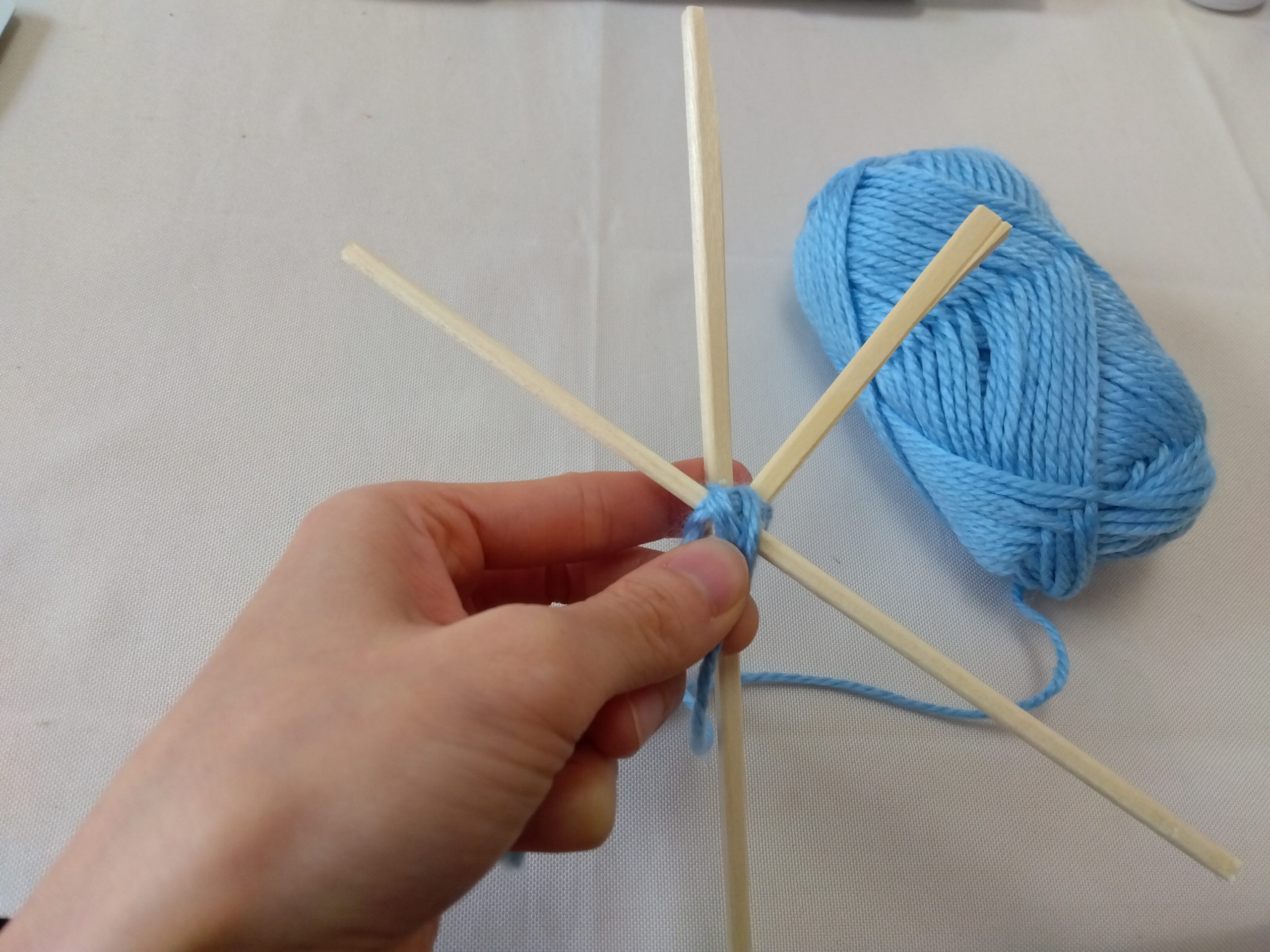 毛糸で雪の結晶