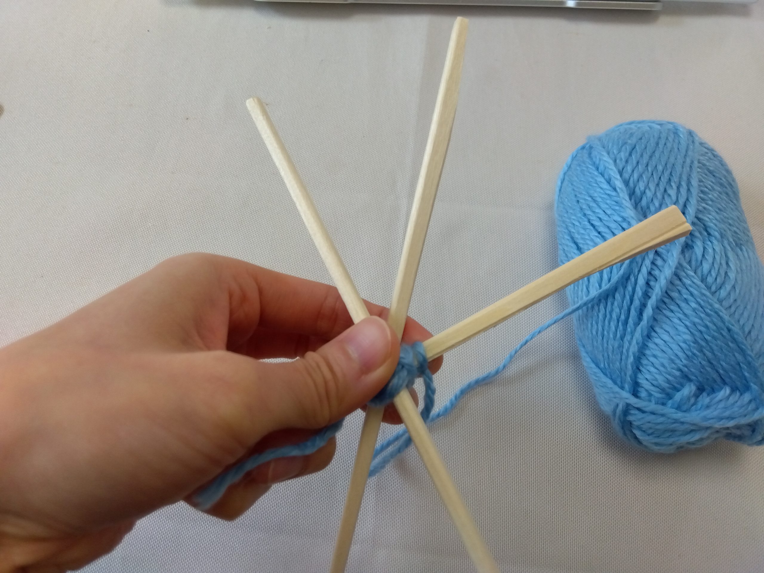 毛糸で雪の結晶