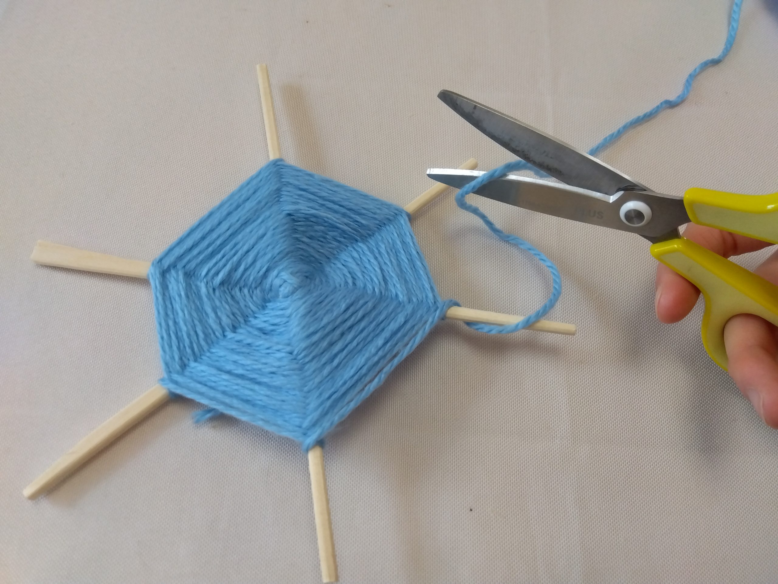 毛糸で雪の結晶